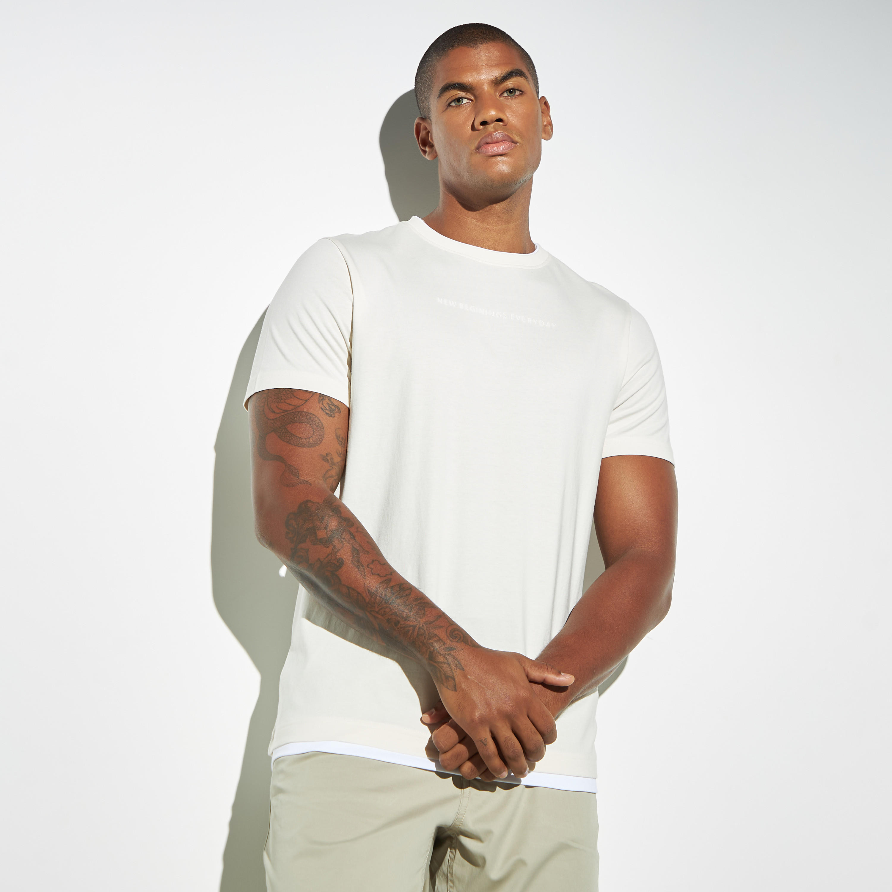 تيشيرت بطبقات وياقة ضيّقة وأكمام قصيرة-men-clothing-tshirtsandpolos-tshirts-image-1