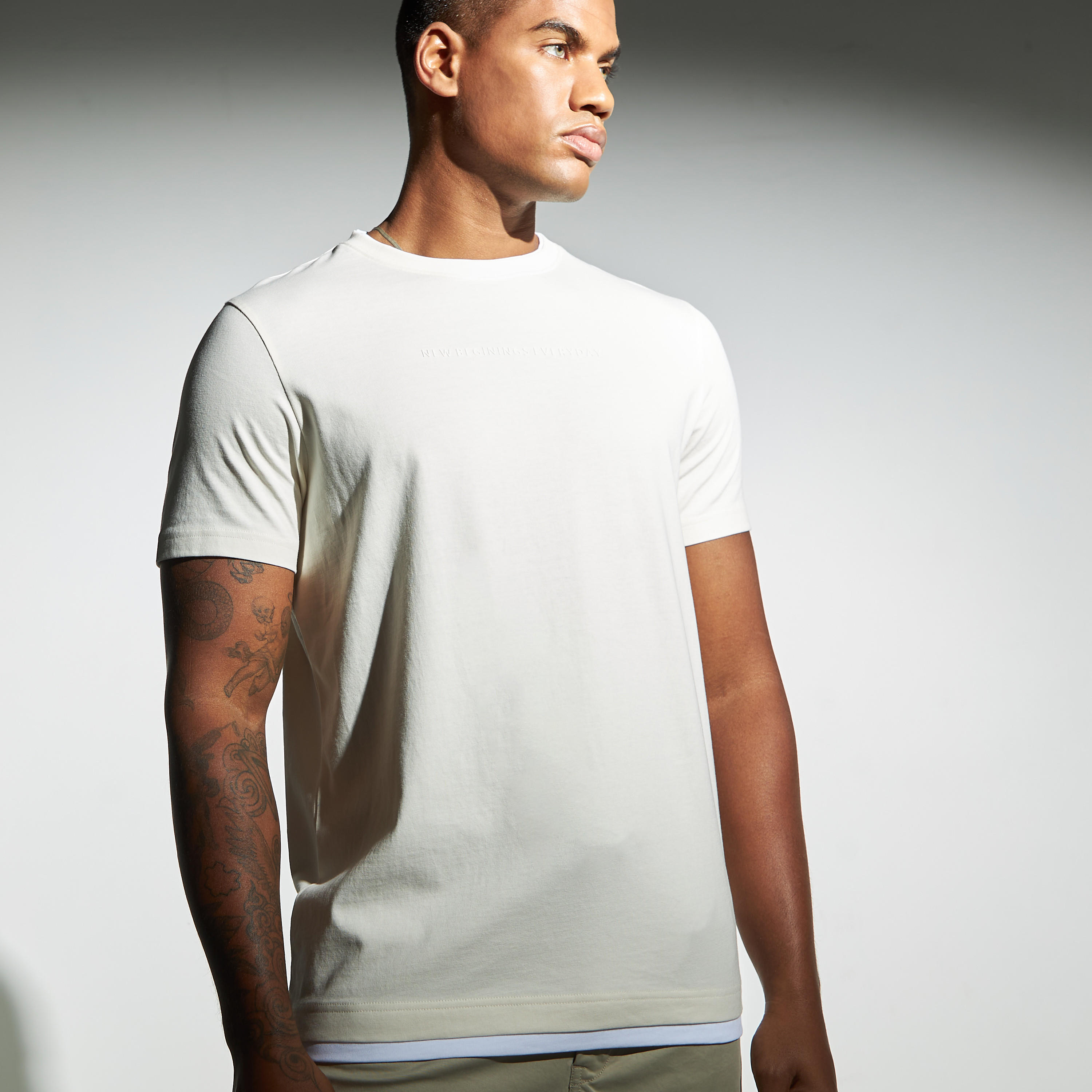تيشيرت بطبقات وياقة ضيّقة وأكمام قصيرة-men-clothing-tshirtsandpolos-tshirts-image-4
