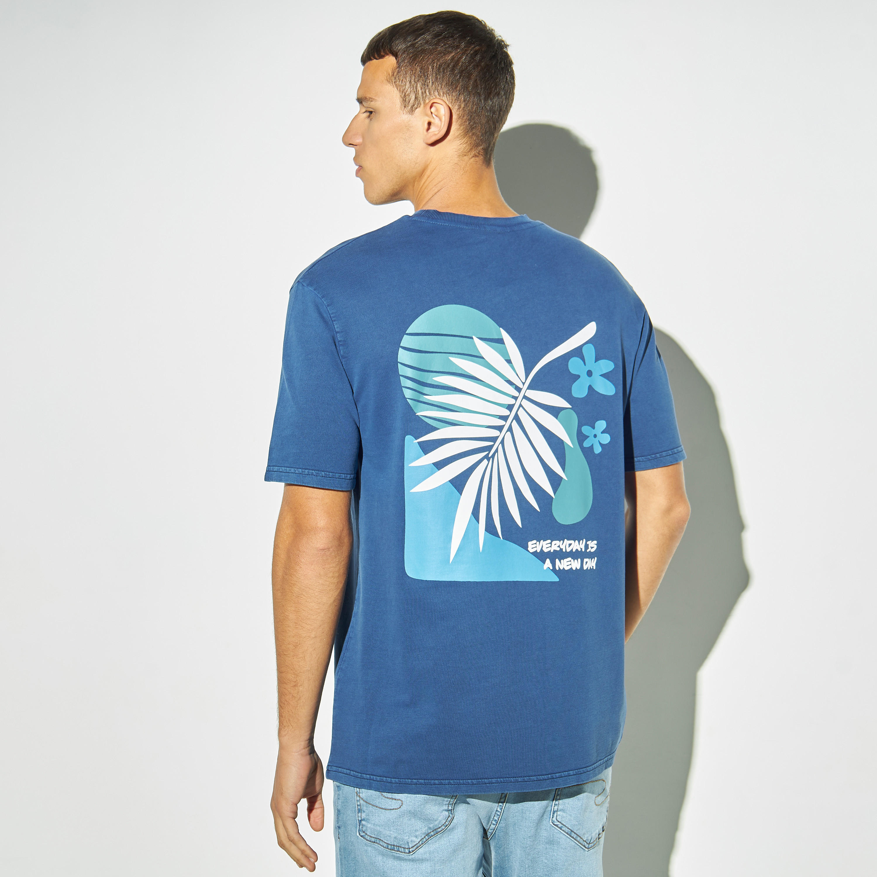تيشيرت بياقة ضيقة وأكمام قصيرة وطبعات-men-clothing-tshirtsandpolos-tshirts-image-4