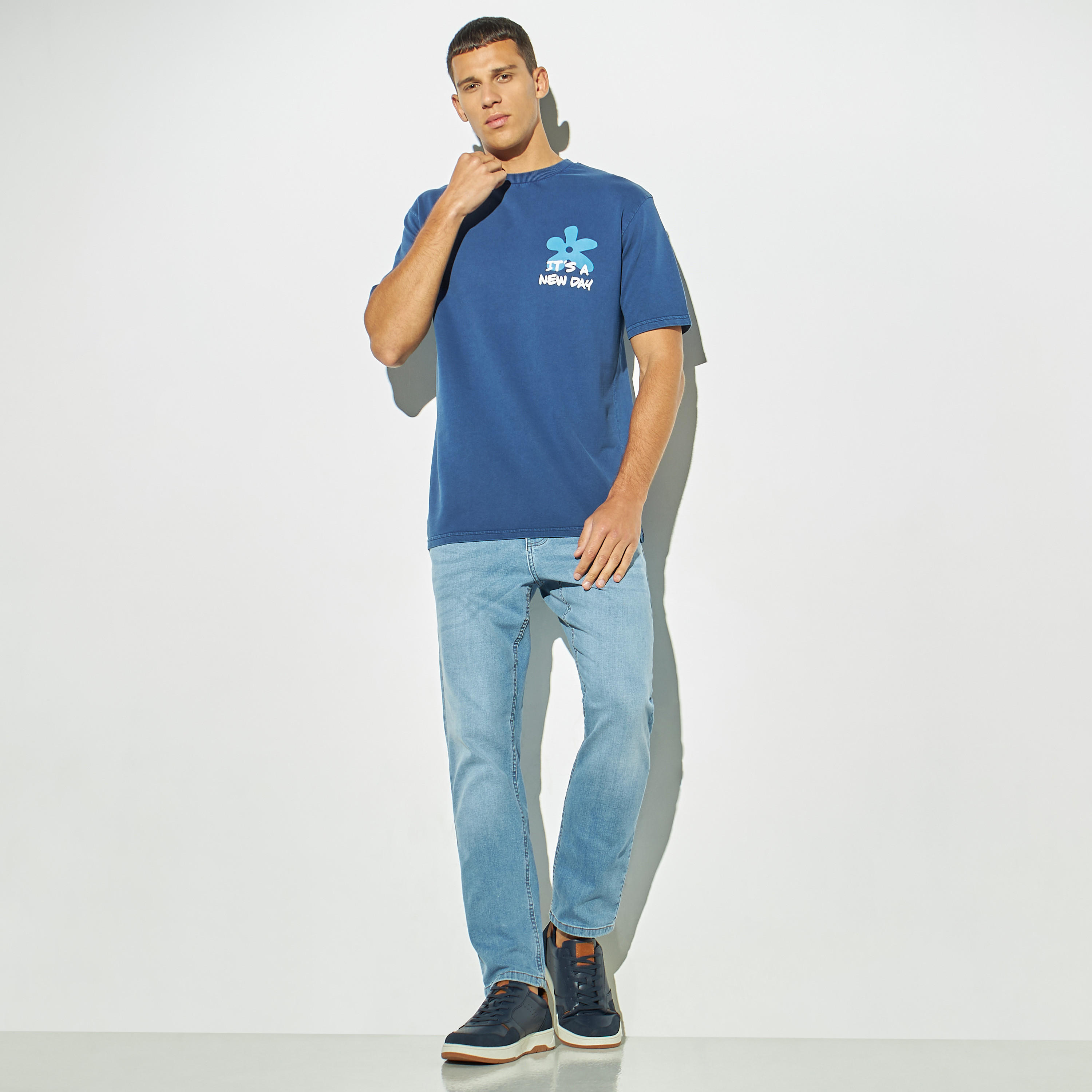 تيشيرت بياقة ضيقة وأكمام قصيرة وطبعات-men-clothing-tshirtsandpolos-tshirts-image-3