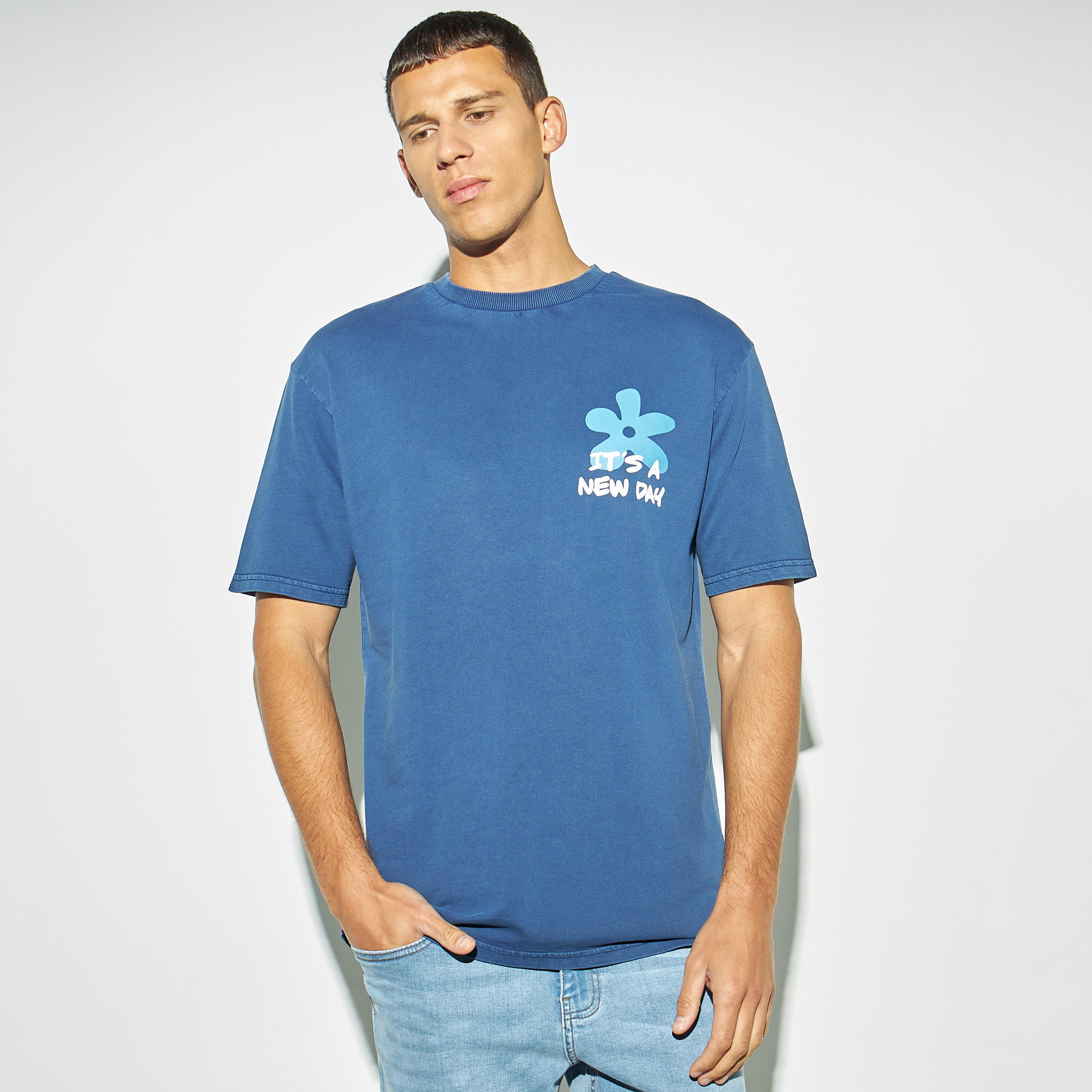 تيشيرت بياقة ضيقة وأكمام قصيرة وطبعات-men-clothing-tshirtsandpolos-tshirts-image-2