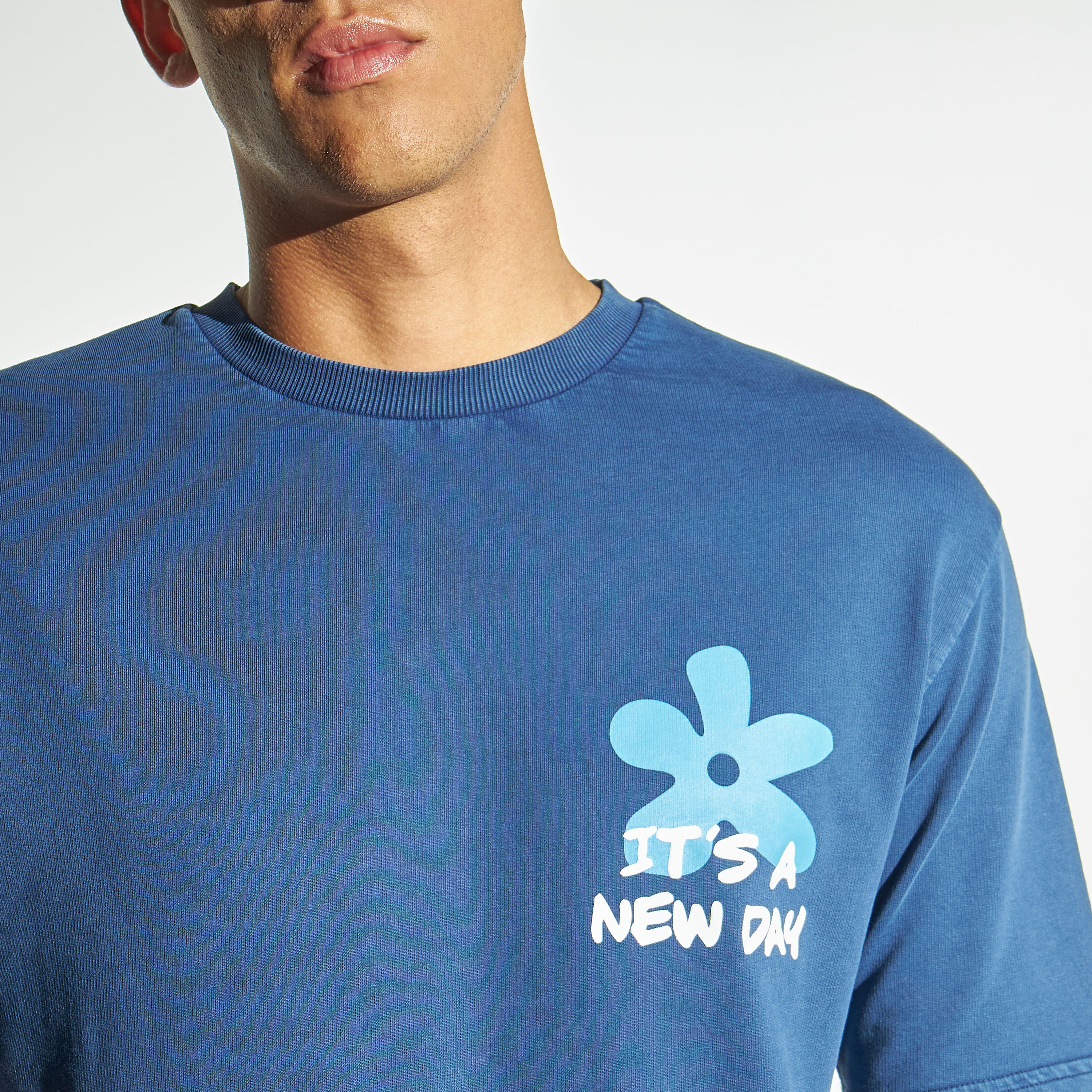 تيشيرت بياقة ضيقة وأكمام قصيرة وطبعات-men-clothing-tshirtsandpolos-tshirts-image-1