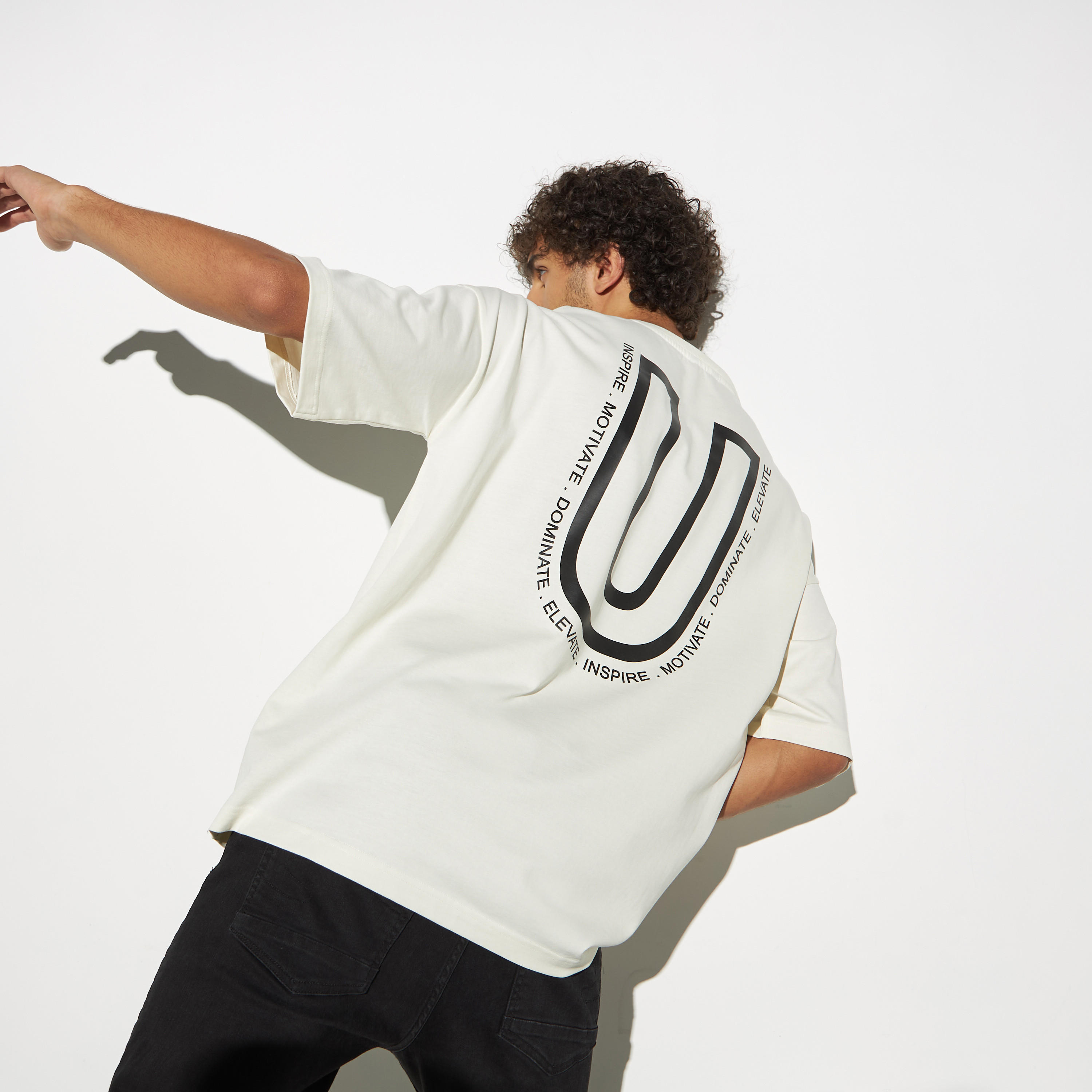 تيشيرت بياقة ضيّقة وأكمام قصيرة وطبعات تايبوجرافيك-men-clothing-tshirtsandpolos-tshirts-image-1
