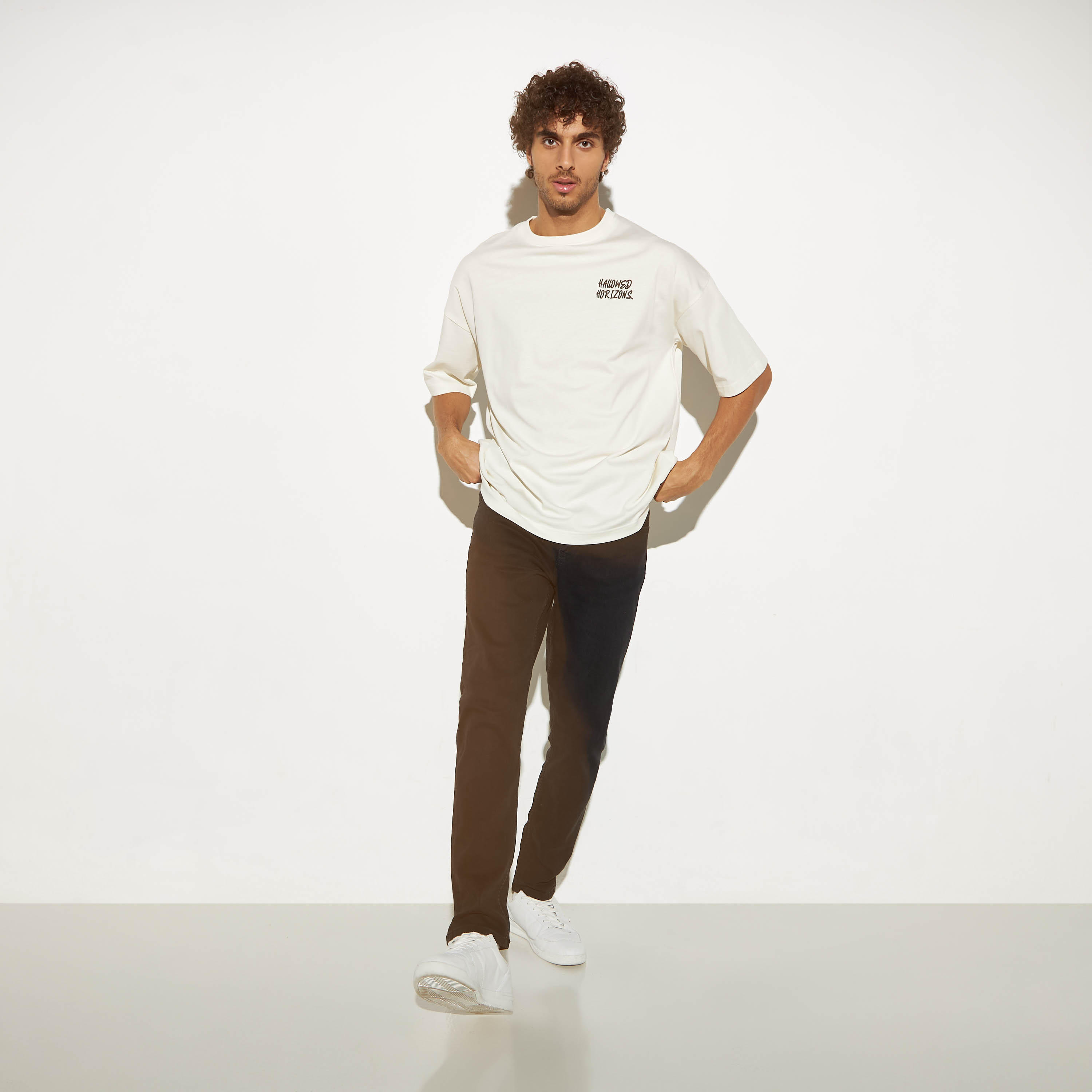تيشيرت بياقة ضيّقة وأكمام قصيرة وطبعات تايبوجرافيك-men-clothing-tshirtsandpolos-tshirts-image-2