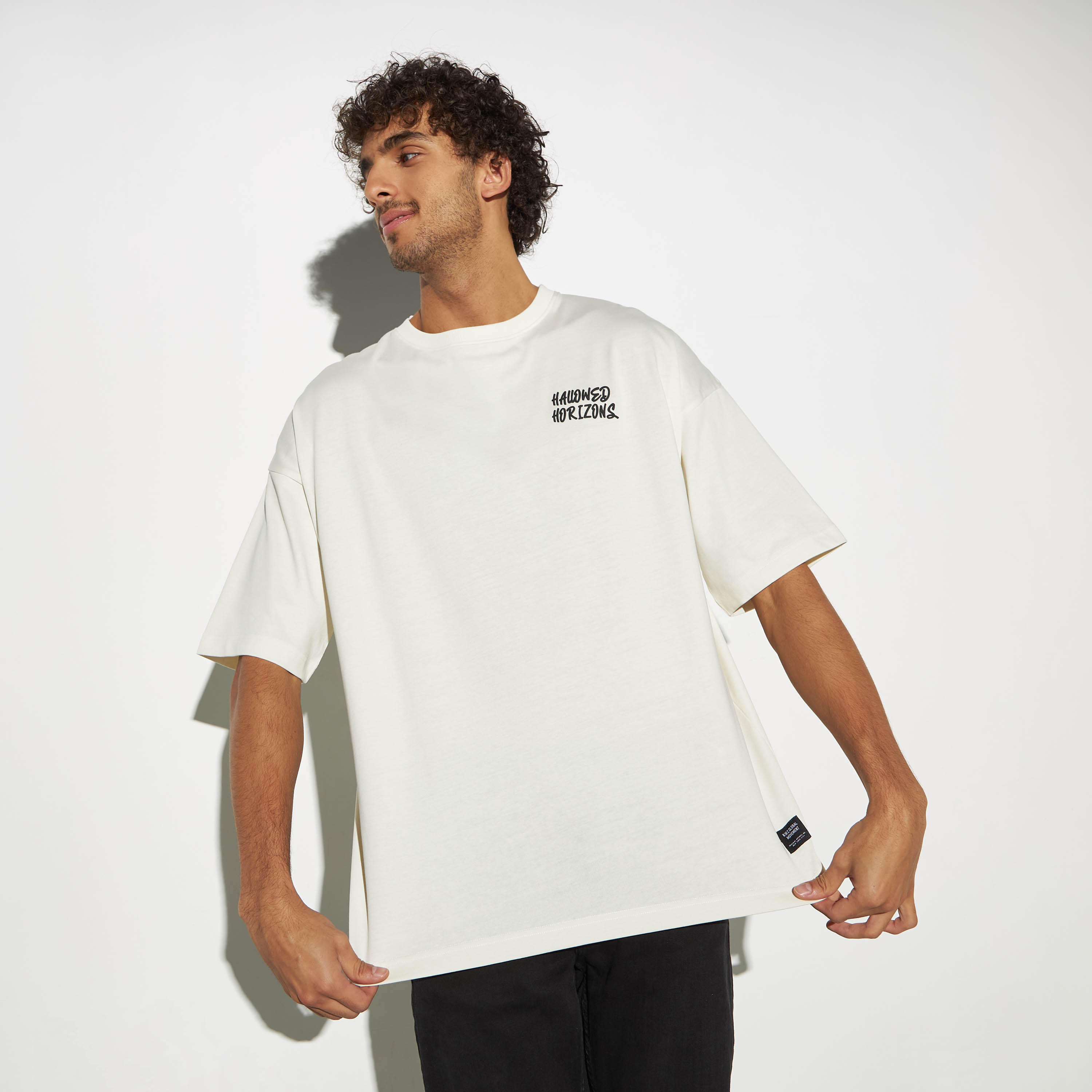 تيشيرت بياقة ضيّقة وأكمام قصيرة وطبعات تايبوجرافيك-men-clothing-tshirtsandpolos-tshirts-image-3