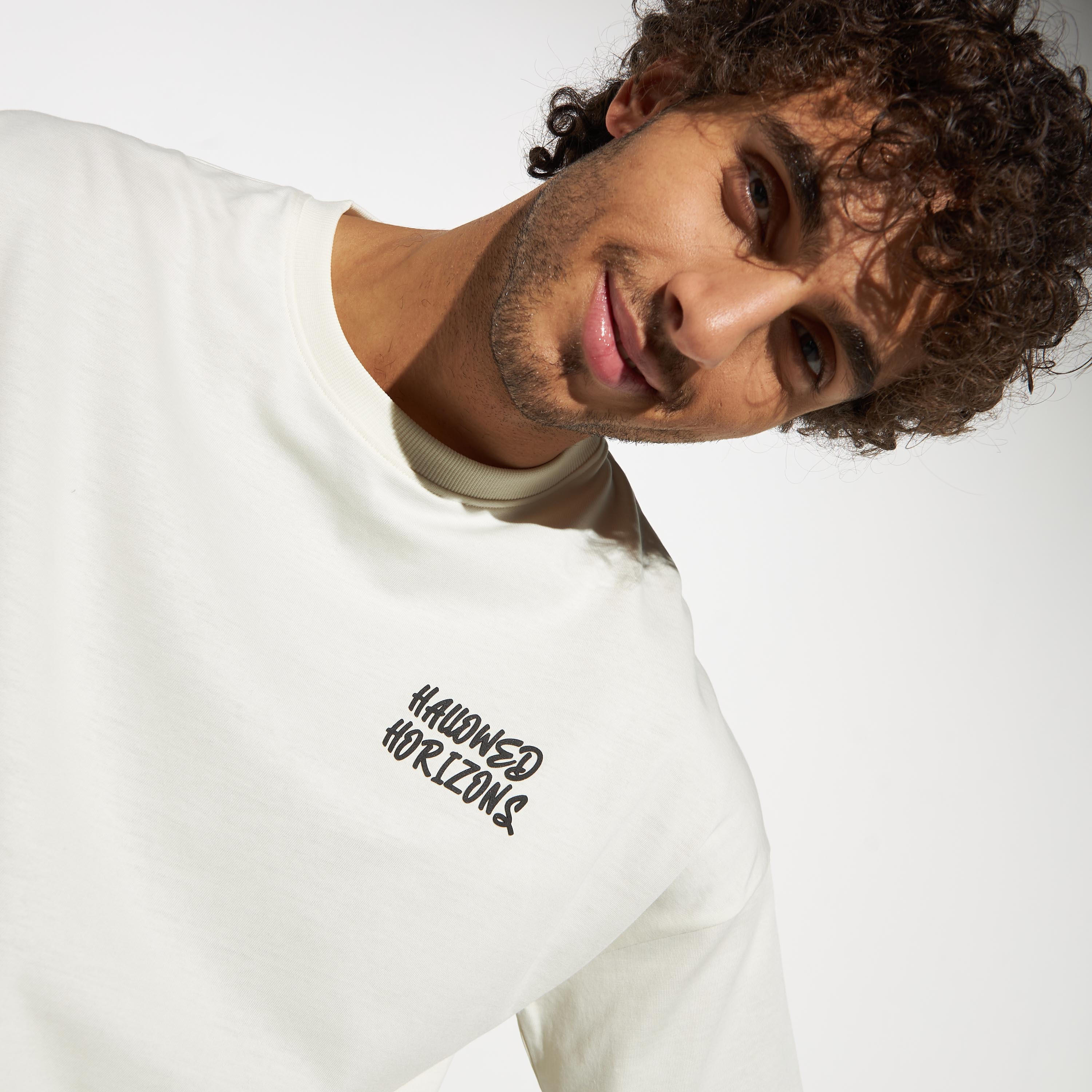 تيشيرت بياقة ضيّقة وأكمام قصيرة وطبعات تايبوجرافيك-men-clothing-tshirtsandpolos-tshirts-image-4