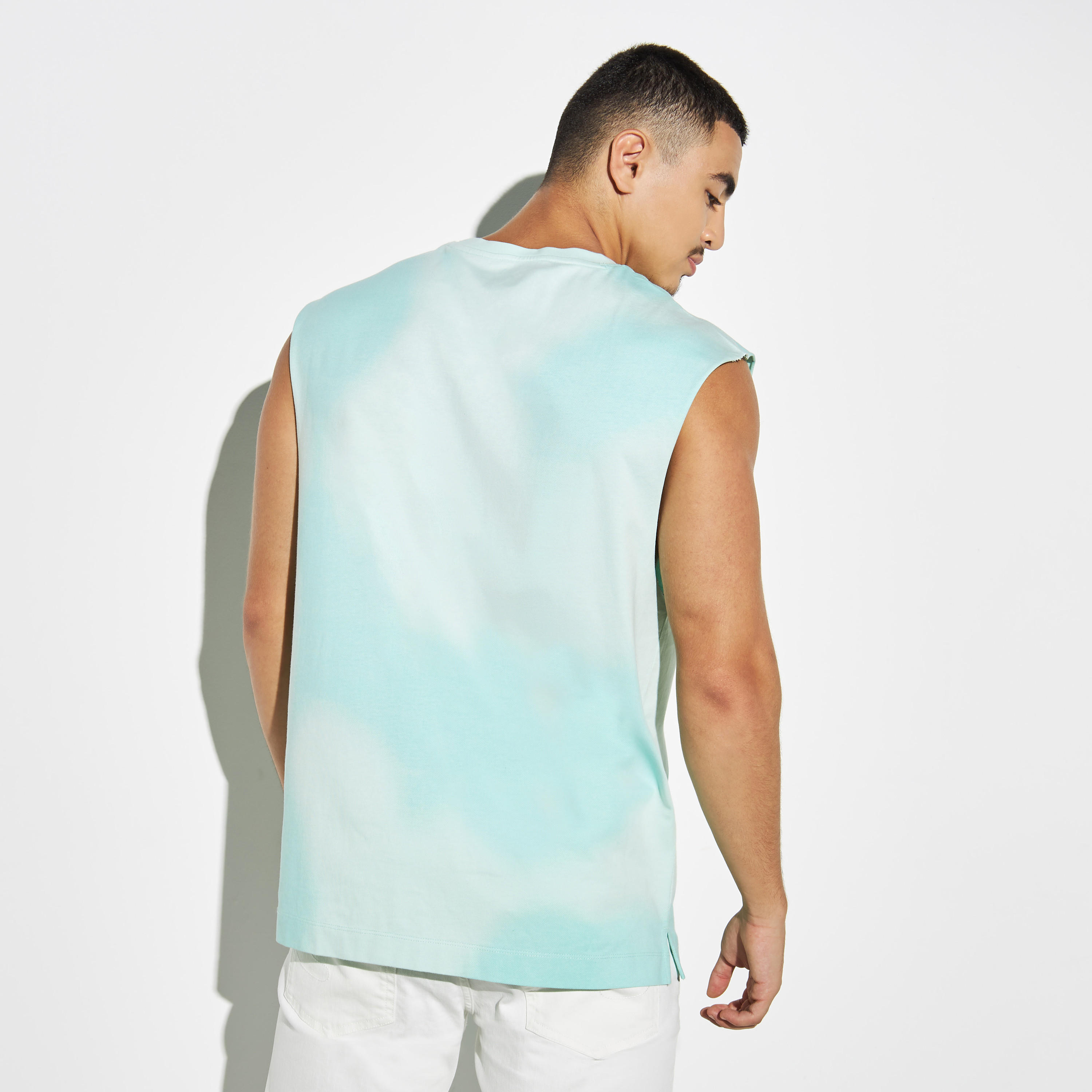 تيشيرت دون أكمام بياقة ضيقة وطبعات-men-clothing-tshirtsandpolos-tshirts-image-2