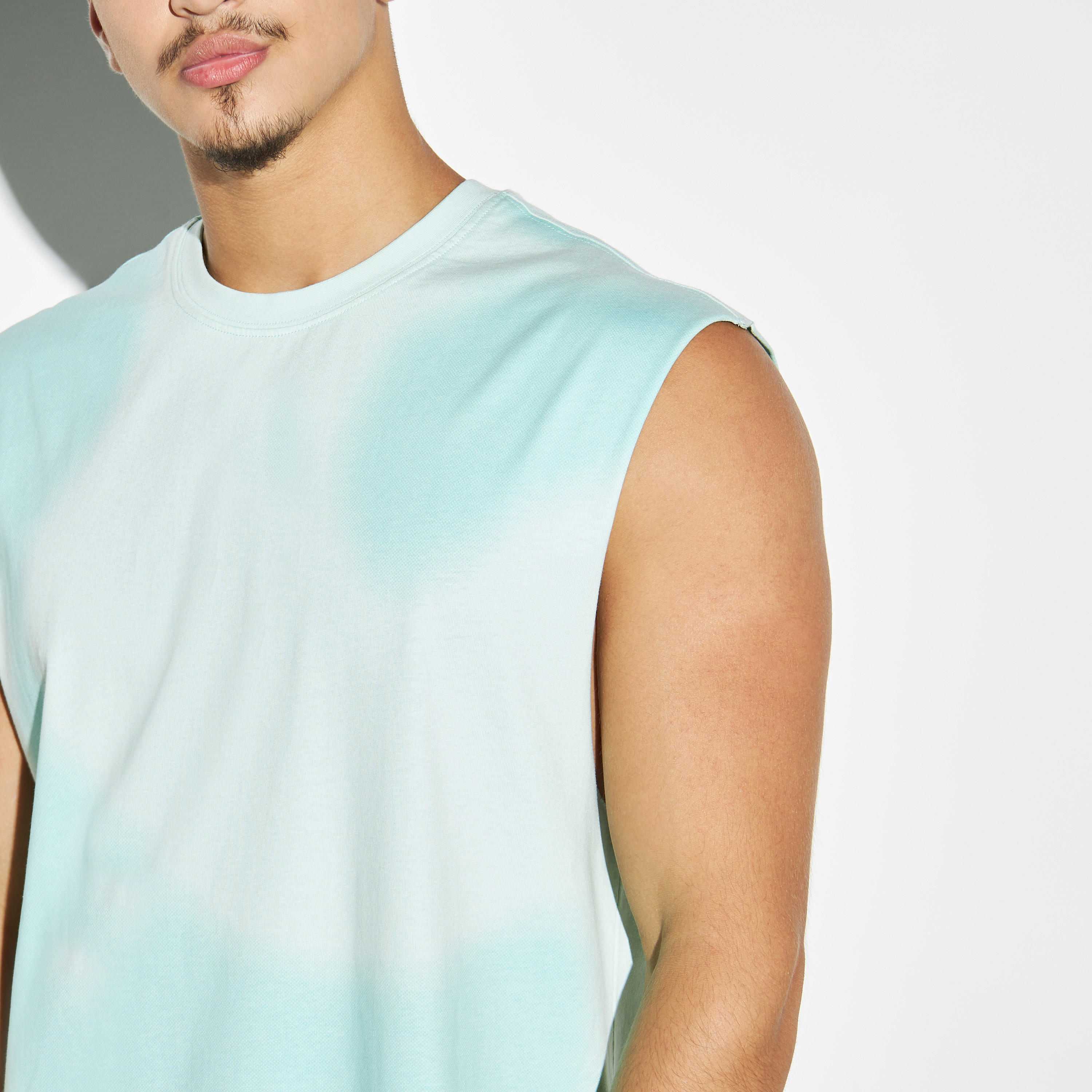 تيشيرت دون أكمام بياقة ضيقة وطبعات-men-clothing-tshirtsandpolos-tshirts-image-1