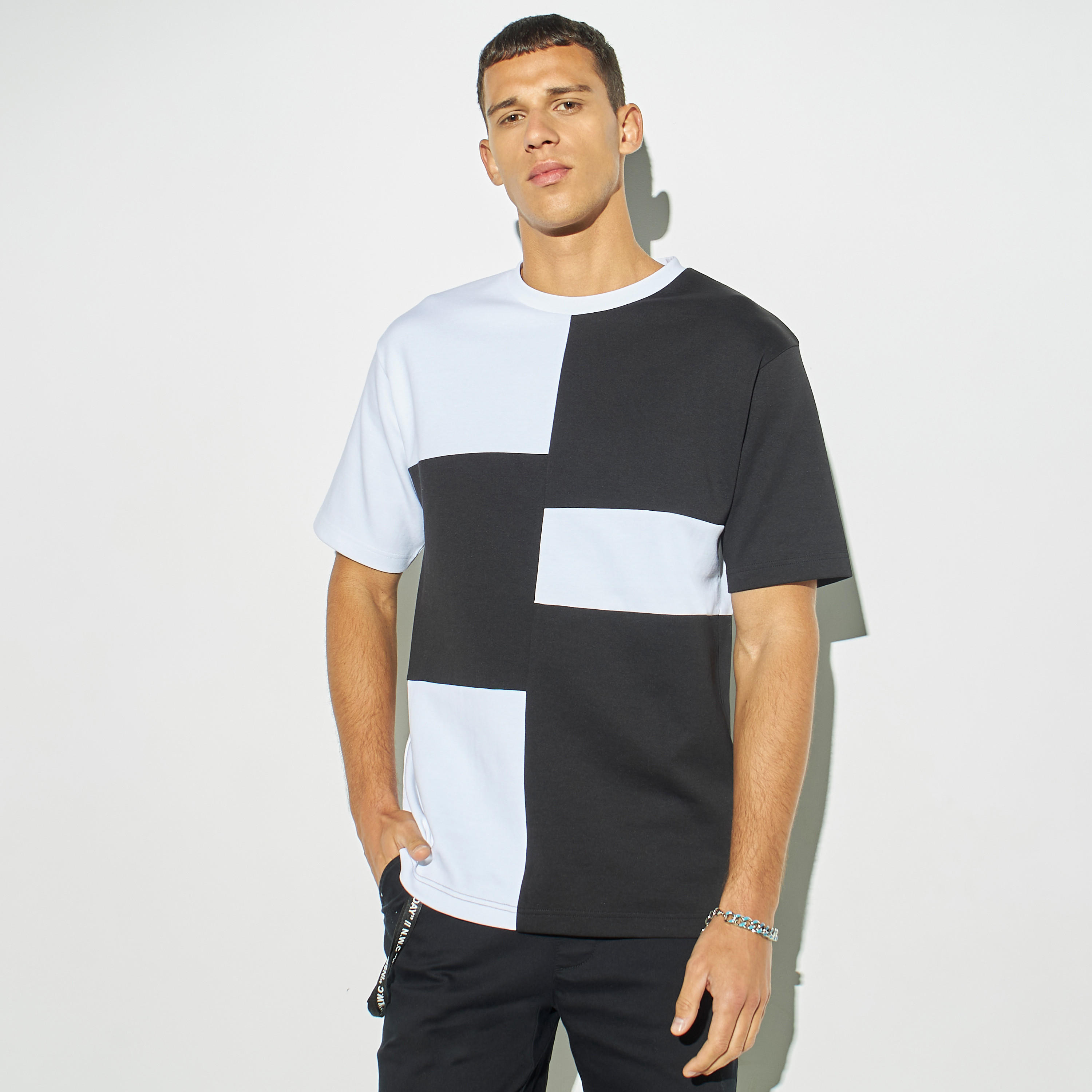 تيشيرت قوالب ملونة بياقة ضيقة وأكمام قصيرة-men-clothing-tshirtsandpolos-tshirts-image-1