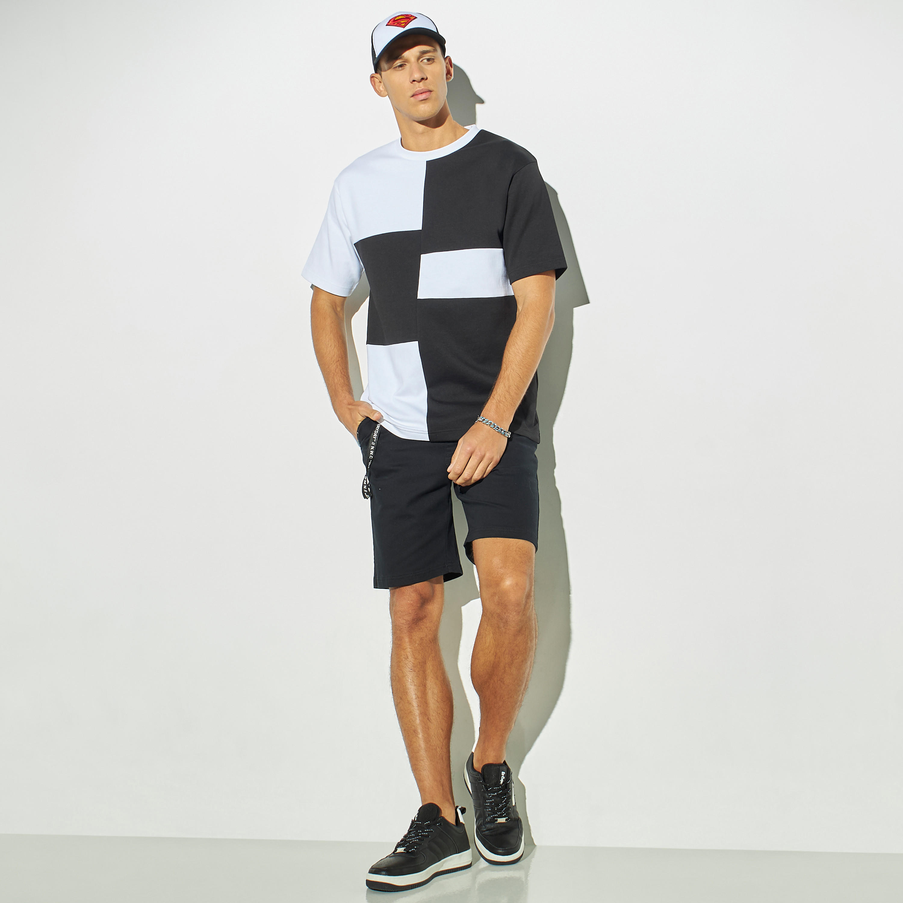تيشيرت قوالب ملونة بياقة ضيقة وأكمام قصيرة-men-clothing-tshirtsandpolos-tshirts-image-2