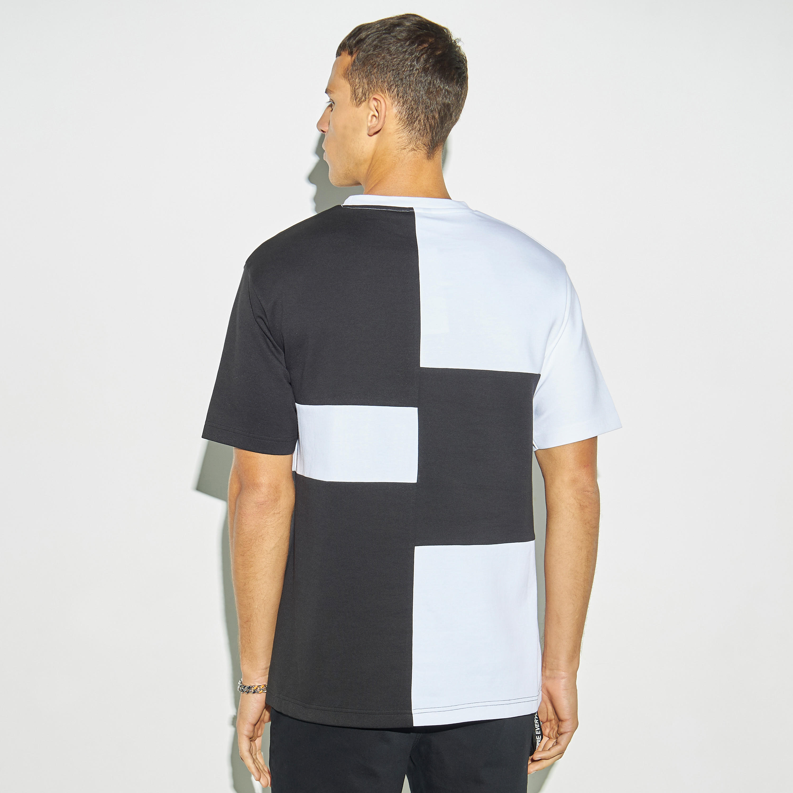 تيشيرت قوالب ملونة بياقة ضيقة وأكمام قصيرة-men-clothing-tshirtsandpolos-tshirts-image-3