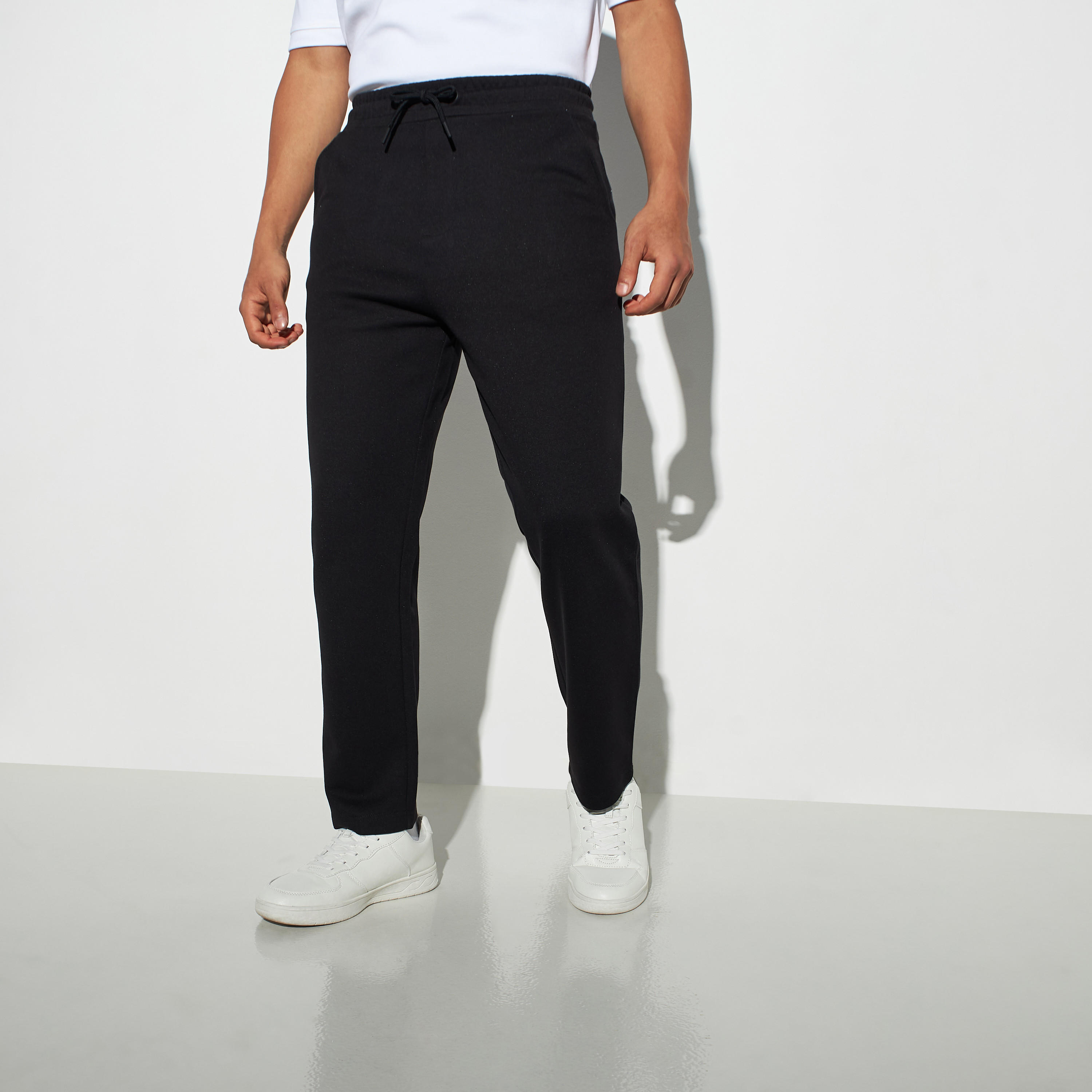 بنطلون رياضي سادة بجيوب ورباط إغلاق-men-clothing-bottoms-joggers-image-5