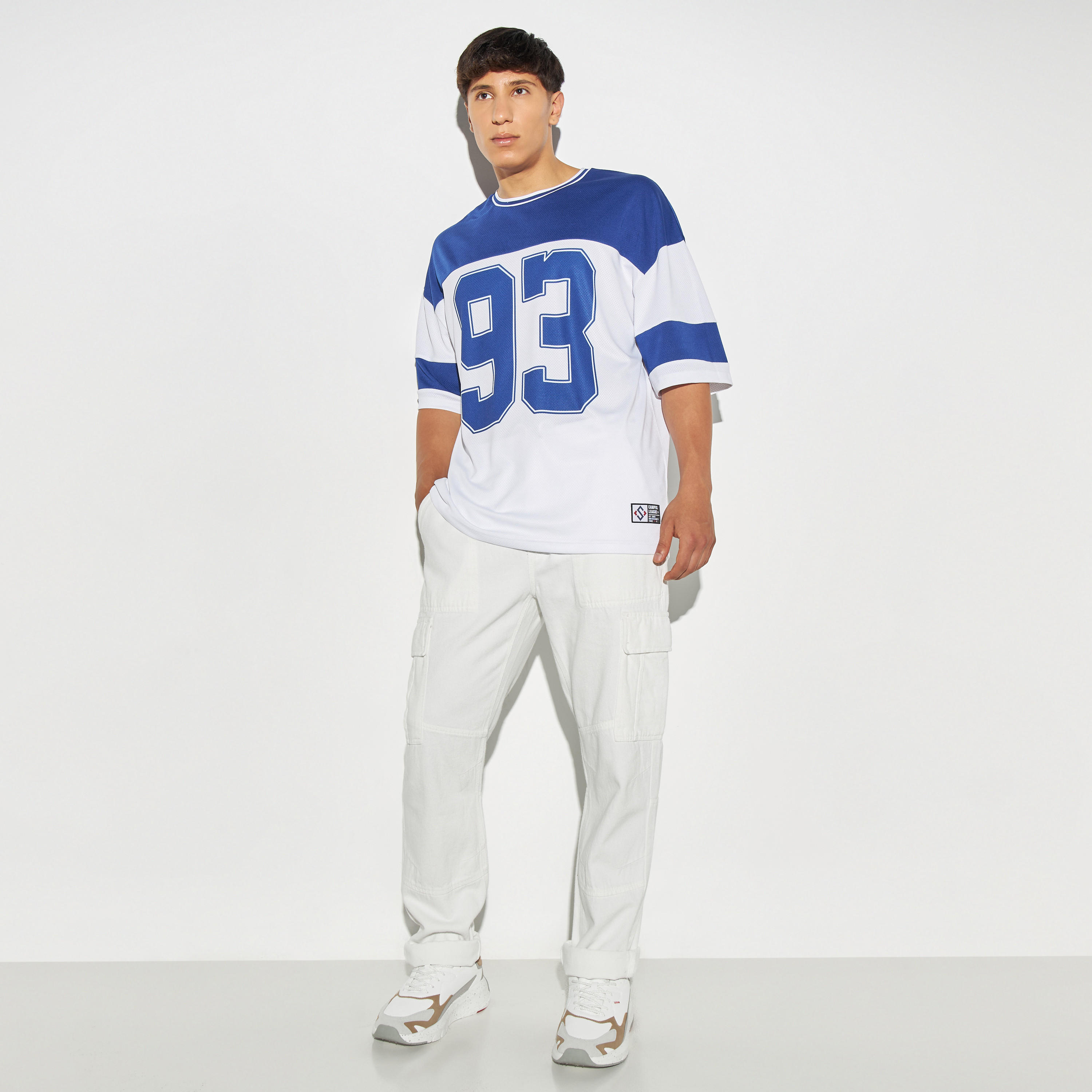 تيشيرت رياضي بطبعات وأكمام قصيرة وياقة مستديرة-men-clothing-tshirtsandpolos-tshirts-image-2
