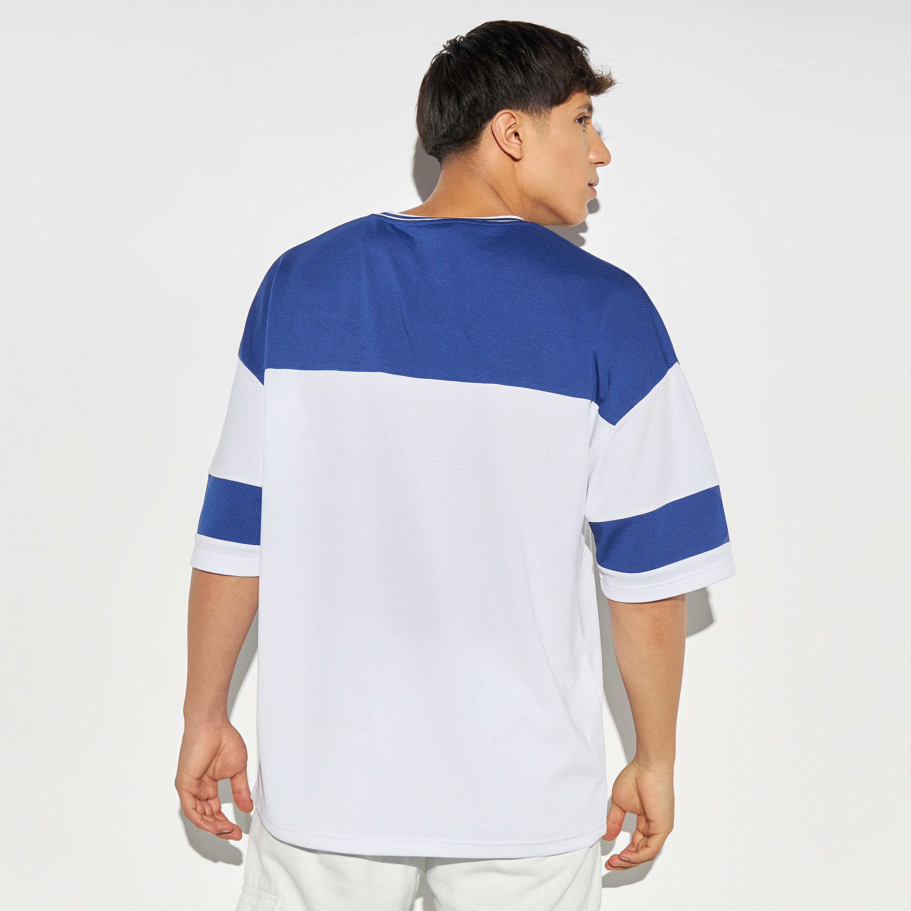 تيشيرت رياضي بطبعات وأكمام قصيرة وياقة مستديرة-men-clothing-tshirtsandpolos-tshirts-image-3