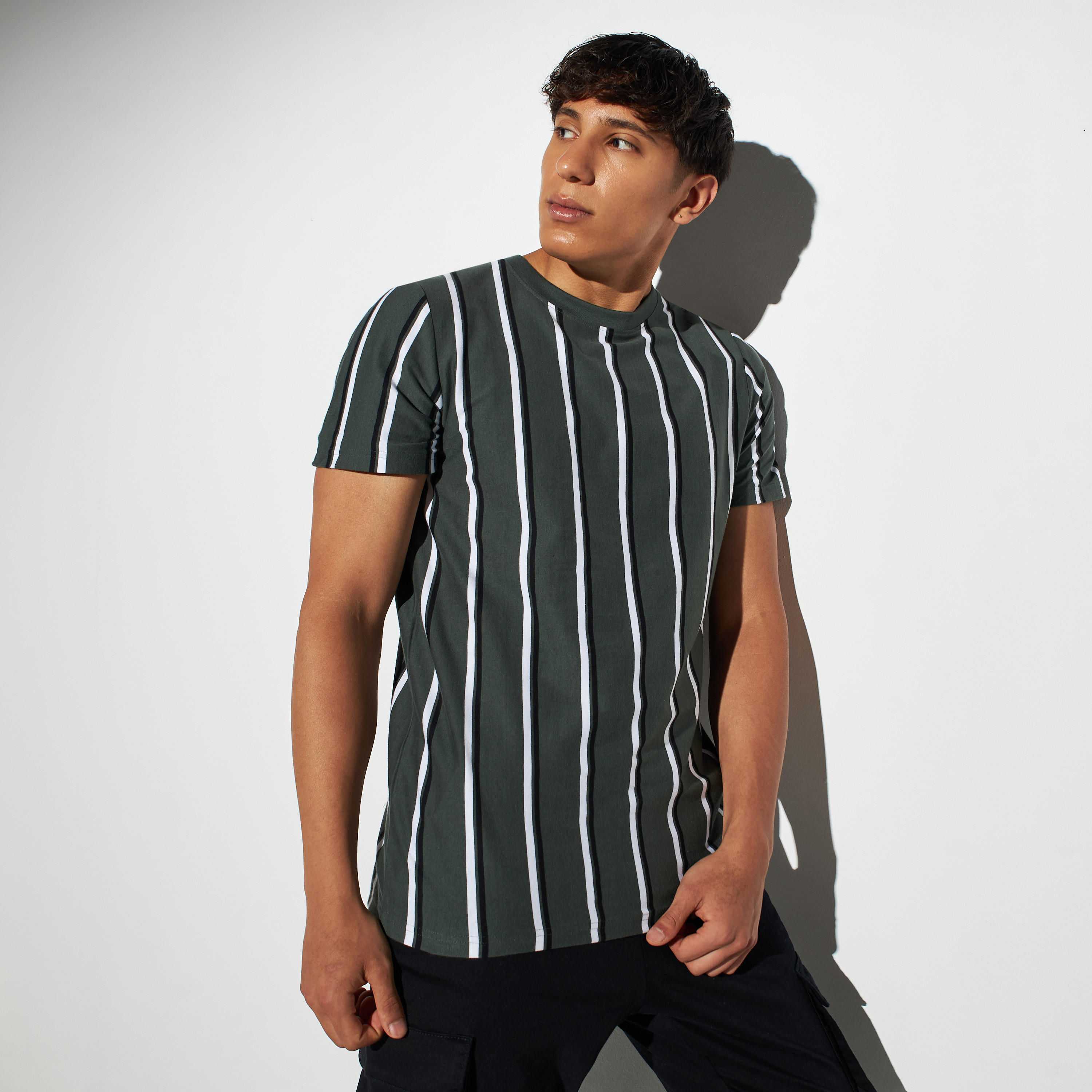 تيشيرت بياقة ضيقة وأكمام قصيرة وطبعات-men-clothing-tshirtsandpolos-tshirts-image-1
