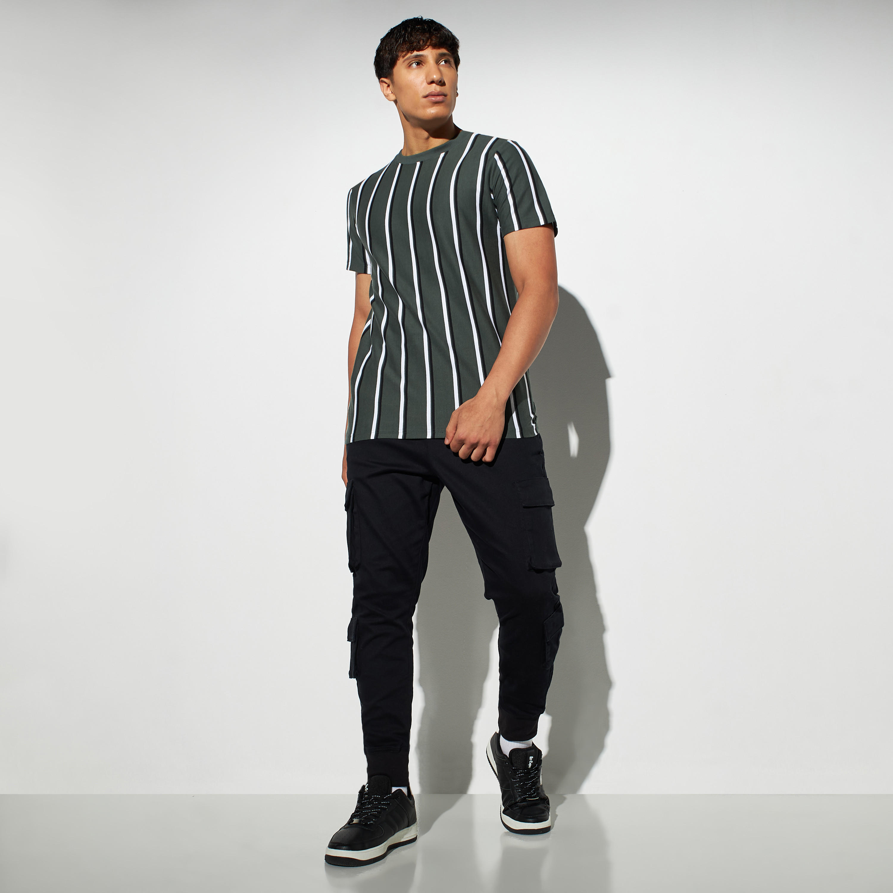 تيشيرت بياقة ضيقة وأكمام قصيرة وطبعات-men-clothing-tshirtsandpolos-tshirts-image-2