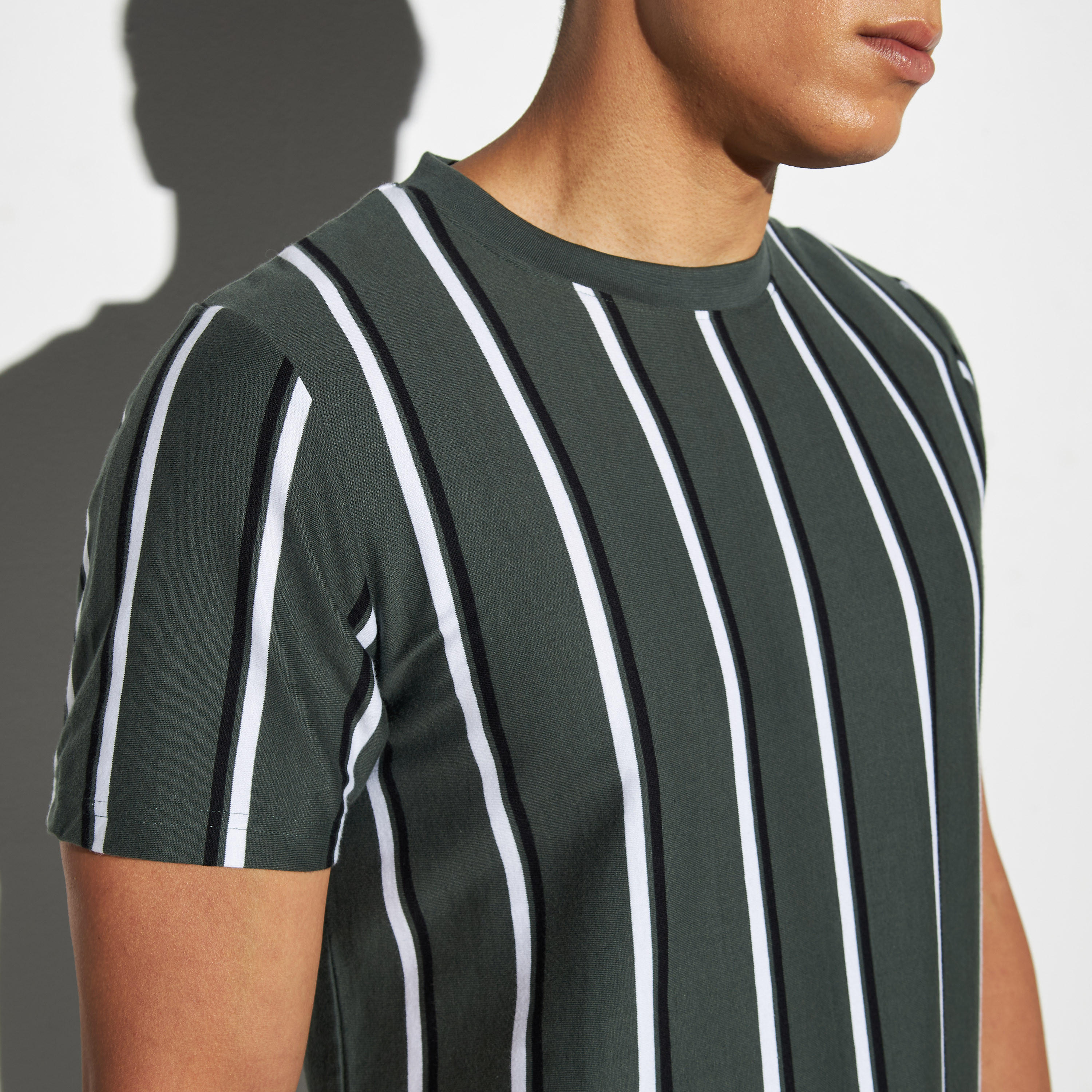 تيشيرت بياقة ضيقة وأكمام قصيرة وطبعات-men-clothing-tshirtsandpolos-tshirts-image-3