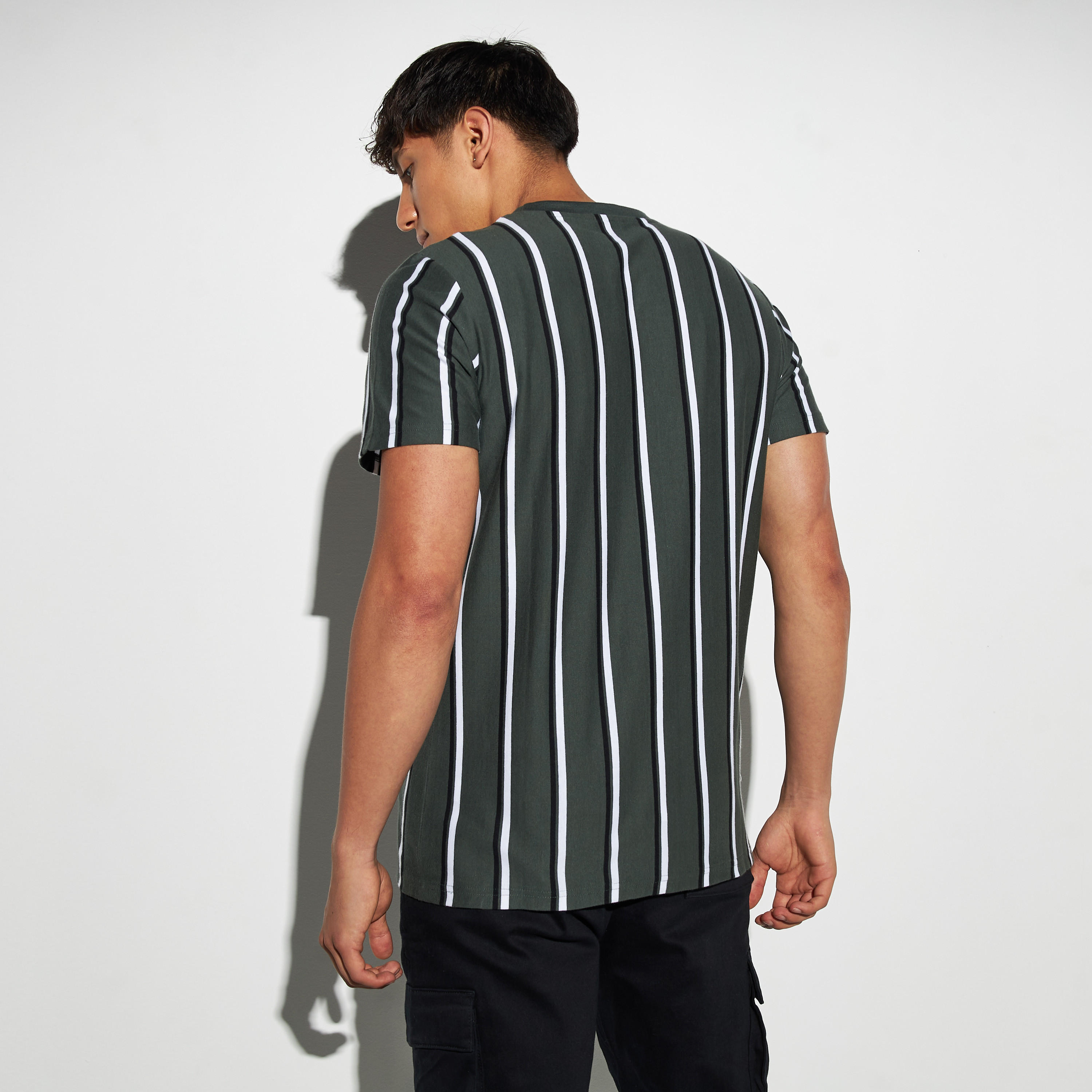 تيشيرت بياقة ضيقة وأكمام قصيرة وطبعات-men-clothing-tshirtsandpolos-tshirts-image-4