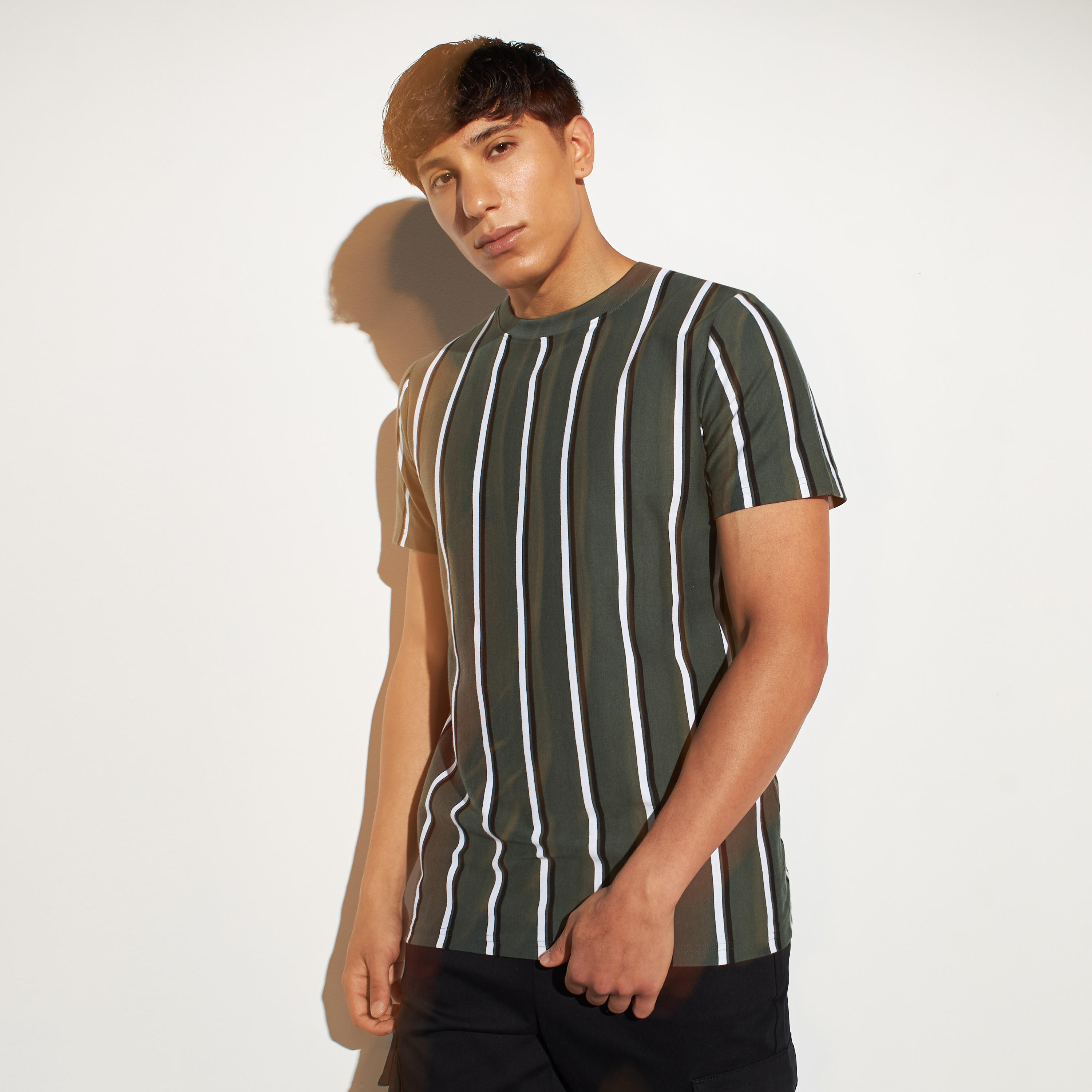 تيشيرت بياقة ضيقة وأكمام قصيرة وطبعات-men-clothing-tshirtsandpolos-tshirts-image-5