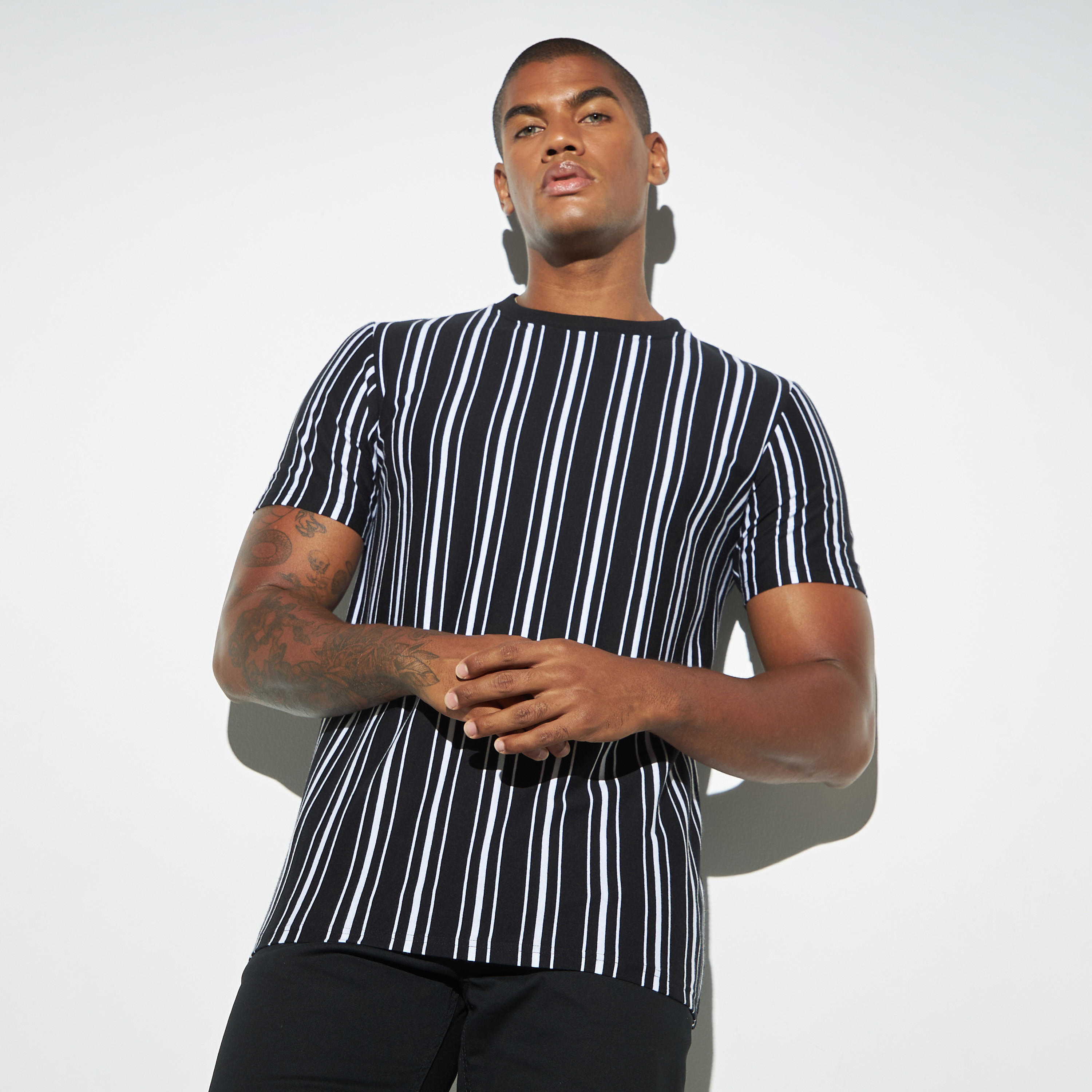 تيشيرت مقلّم بياقة ضيقة وأكمام قصيرة-men-clothing-tshirtsandpolos-tshirts-image-4