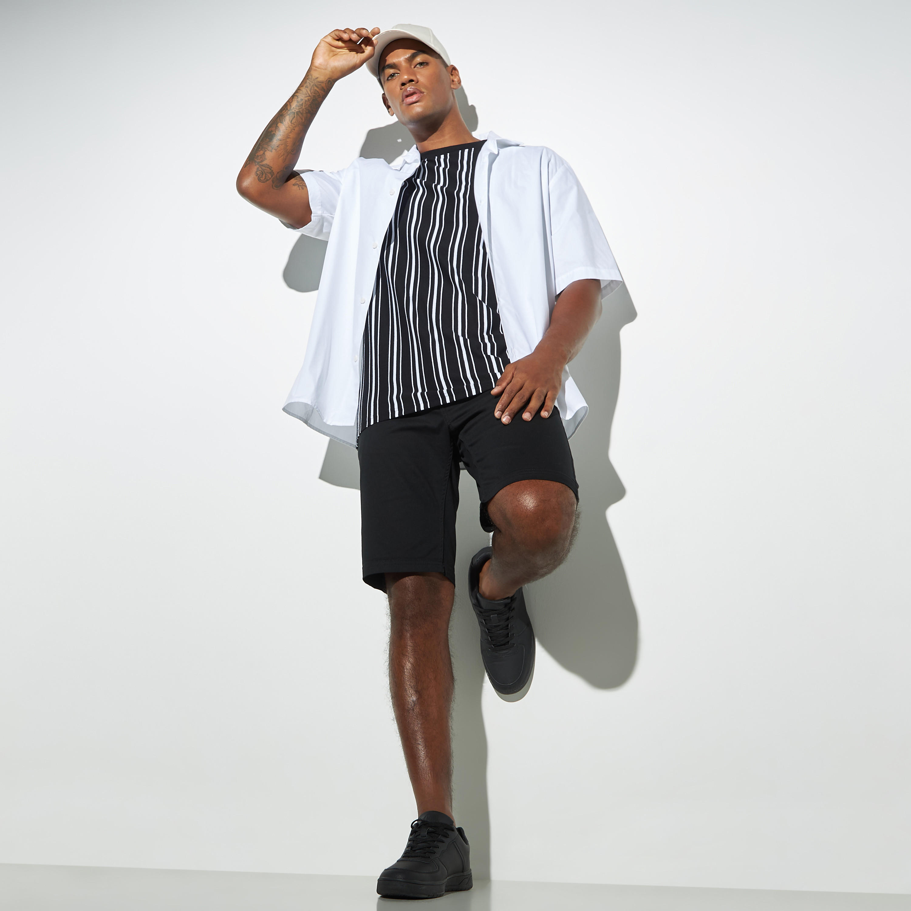 تيشيرت مقلّم بياقة ضيقة وأكمام قصيرة-men-clothing-tshirtsandpolos-tshirts-image-3
