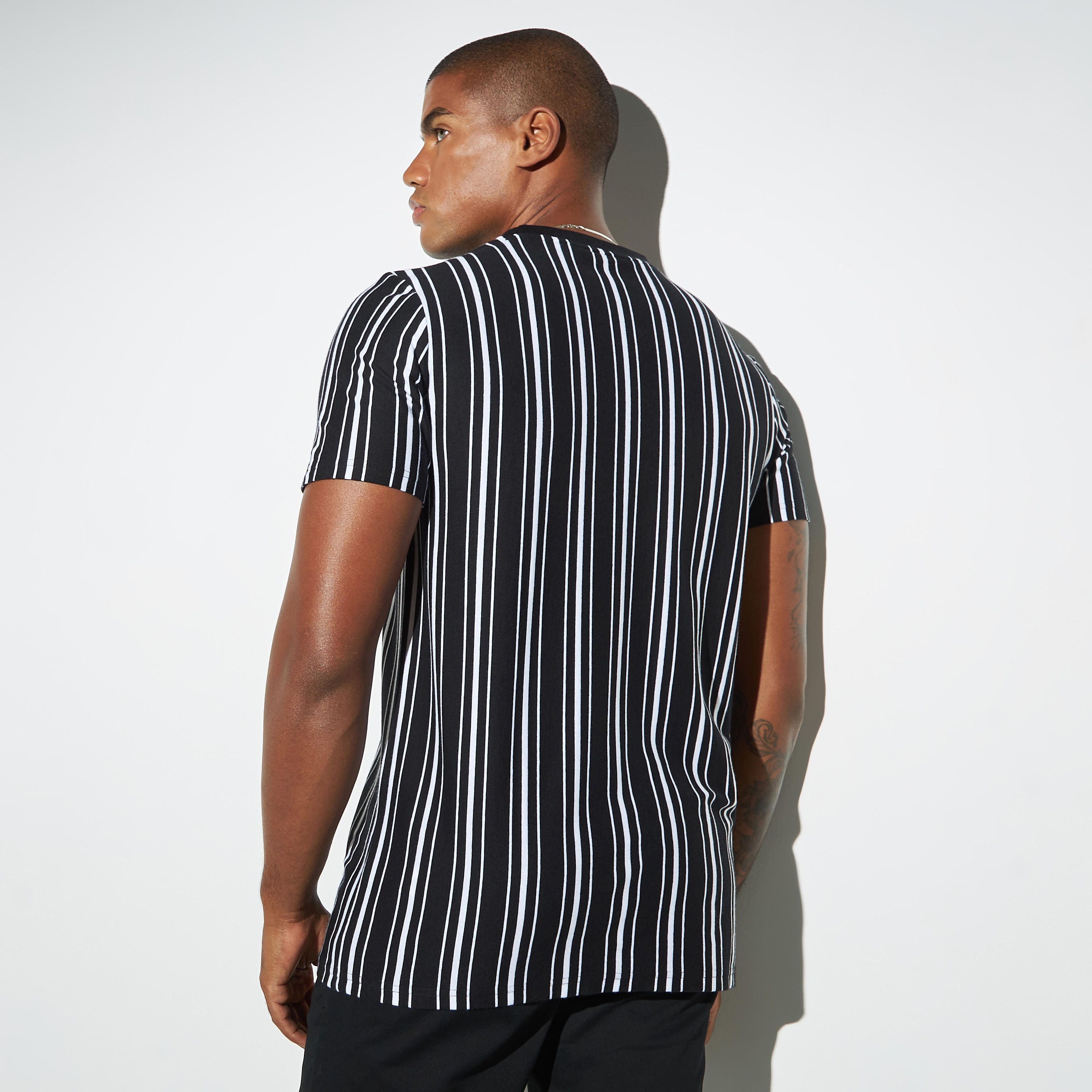تيشيرت مقلّم بياقة ضيقة وأكمام قصيرة-men-clothing-tshirtsandpolos-tshirts-image-2