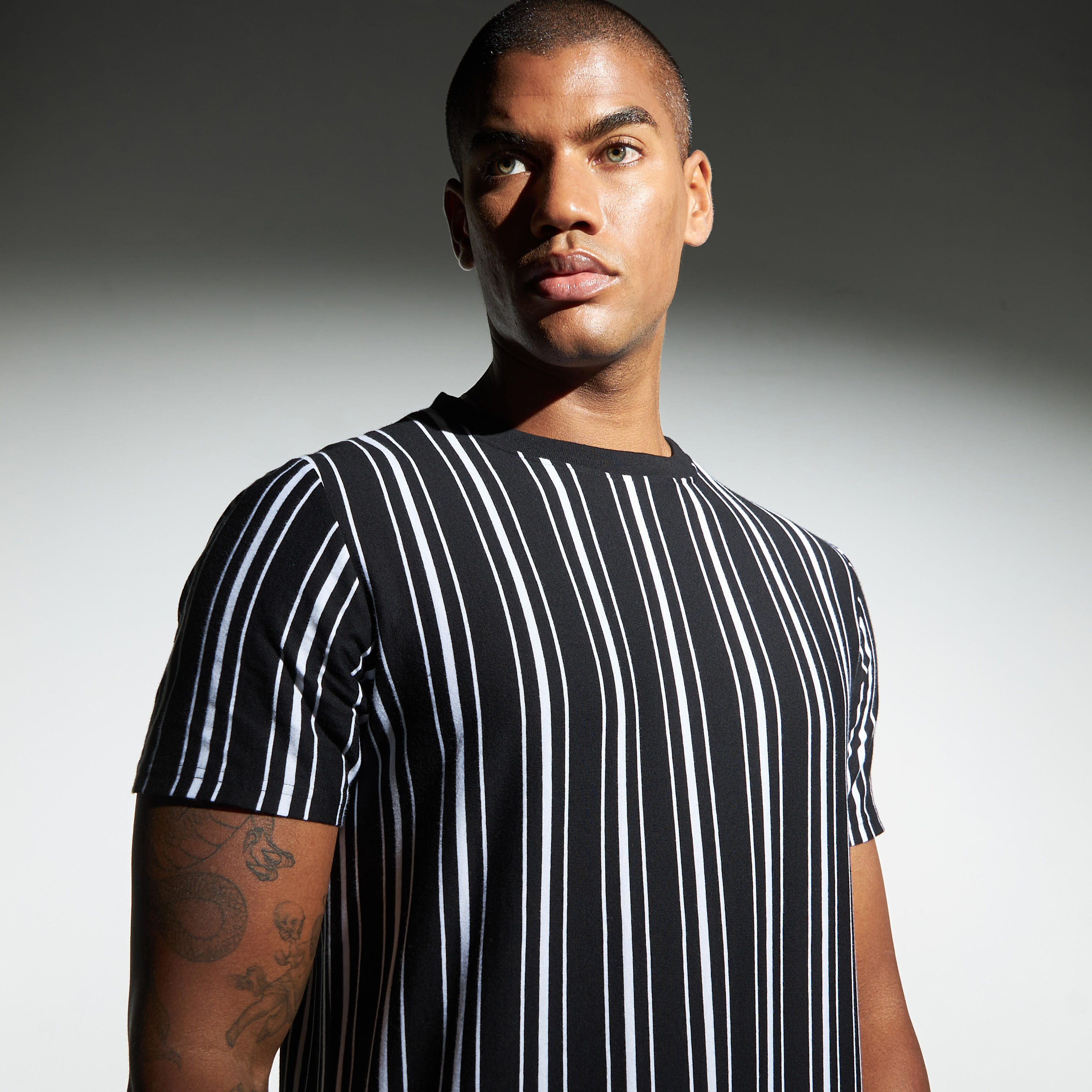 تيشيرت مقلّم بياقة ضيقة وأكمام قصيرة-men-clothing-tshirtsandpolos-tshirts-image-1