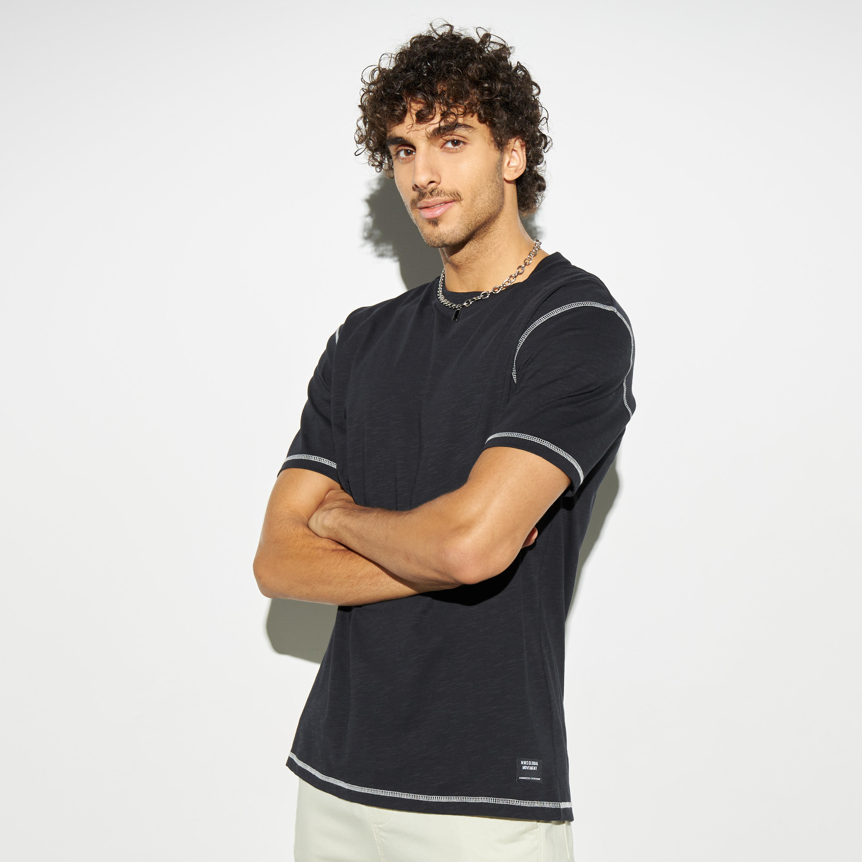 تيشيرت بياقة ضيقة وأكمام قصيرة-men-clothing-tshirtsandpolos-tshirts-image-1