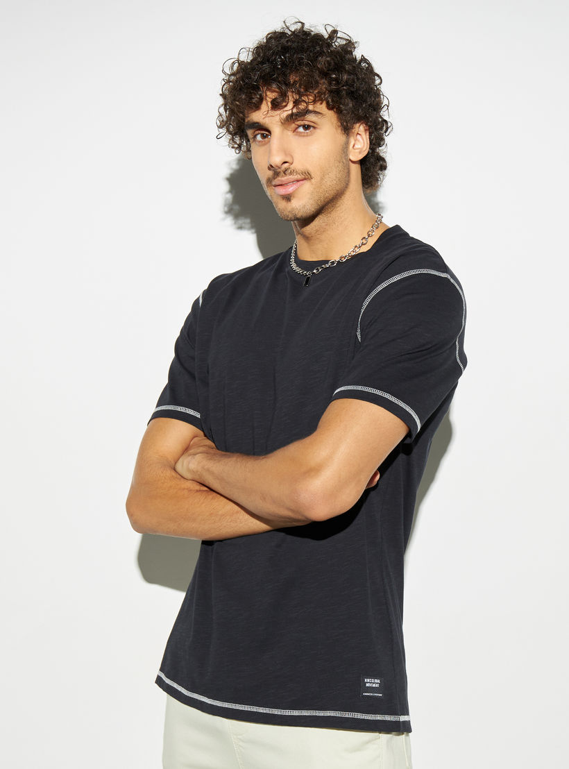 تيشيرت بياقة ضيقة وأكمام قصيرة-men-clothing-tshirtsandpolos-tshirts-image-1
