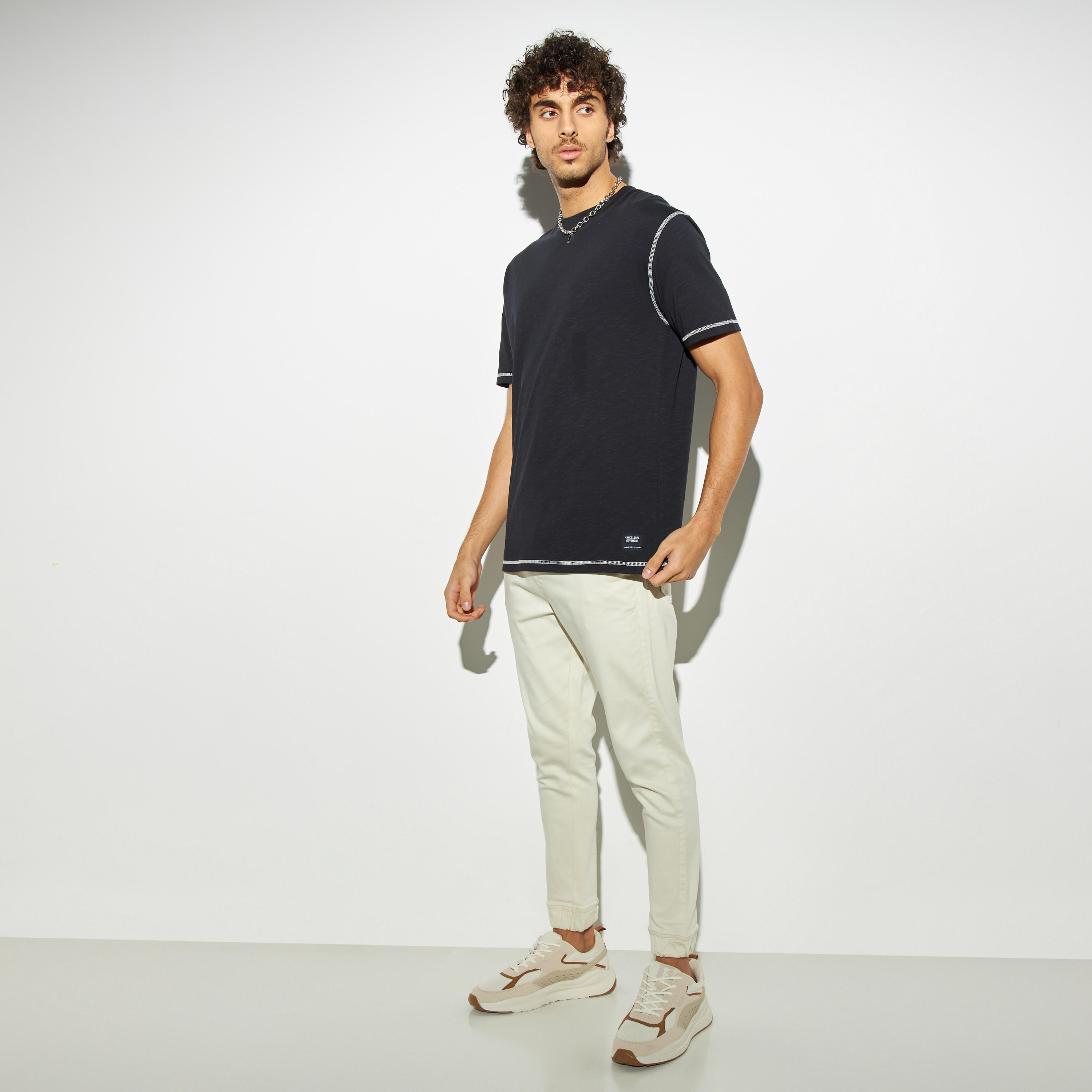 تيشيرت بياقة ضيقة وأكمام قصيرة-men-clothing-tshirtsandpolos-tshirts-image-2