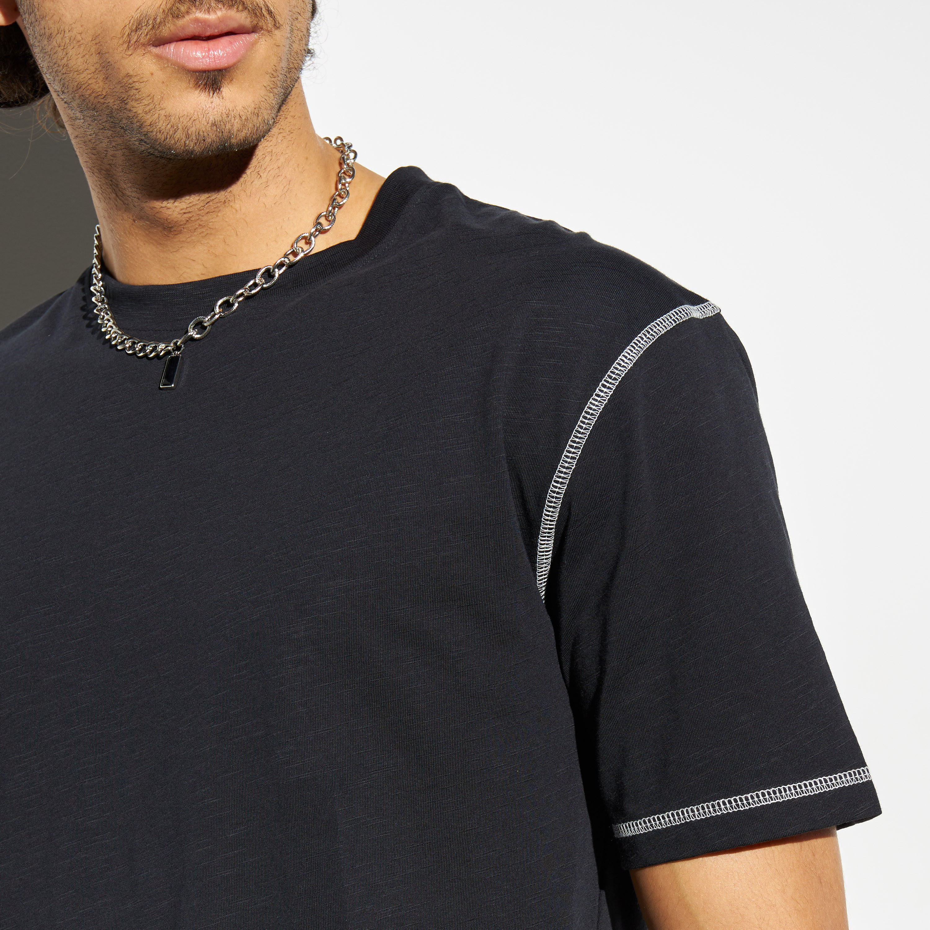 تيشيرت بياقة ضيقة وأكمام قصيرة-men-clothing-tshirtsandpolos-tshirts-image-3