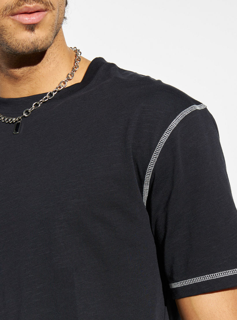 تيشيرت بياقة ضيقة وأكمام قصيرة-men-clothing-tshirtsandpolos-tshirts-image-3