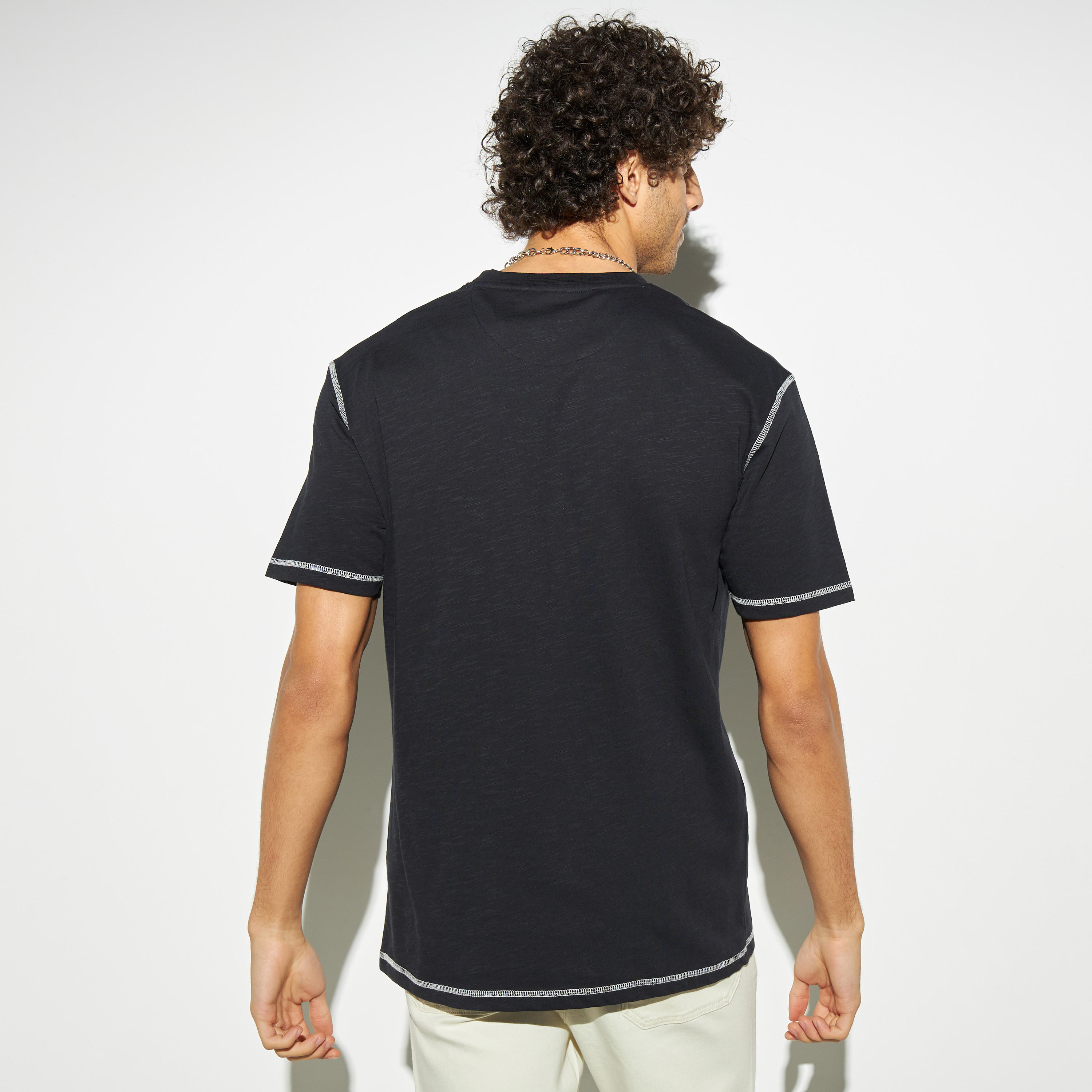 تيشيرت بياقة ضيقة وأكمام قصيرة-men-clothing-tshirtsandpolos-tshirts-image-4
