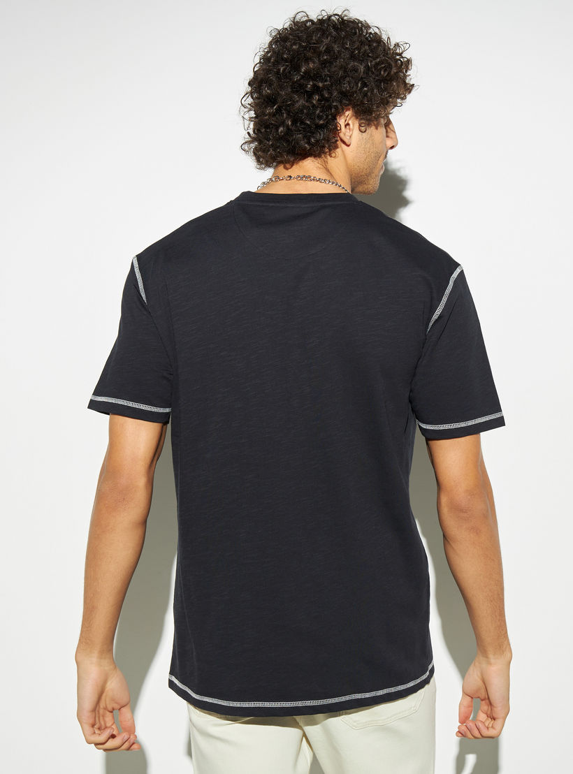 تيشيرت بياقة ضيقة وأكمام قصيرة-men-clothing-tshirtsandpolos-tshirts-image-4