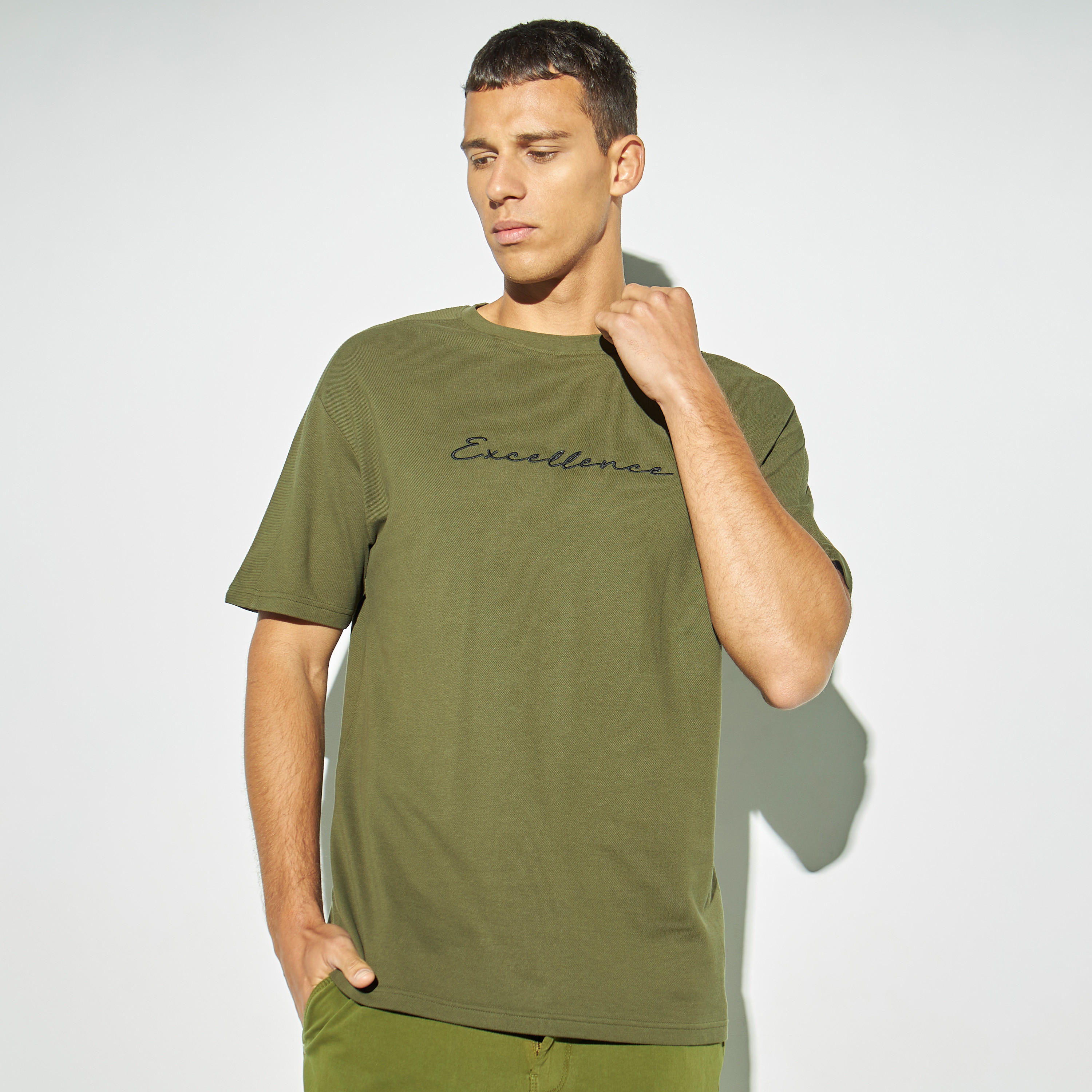 تيشيرت بأكمام قصيرة وياقة ضيقة وطبعات-men-clothing-tshirtsandpolos-tshirts-image-1