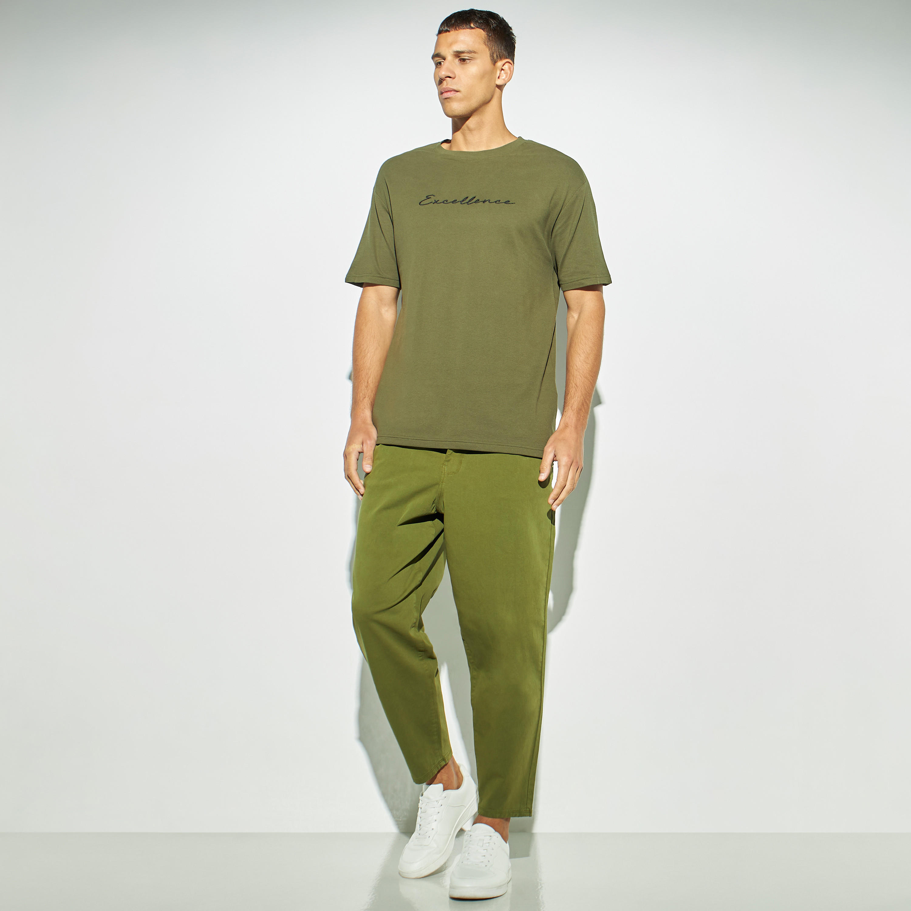 تيشيرت بأكمام قصيرة وياقة ضيقة وطبعات-men-clothing-tshirtsandpolos-tshirts-image-2