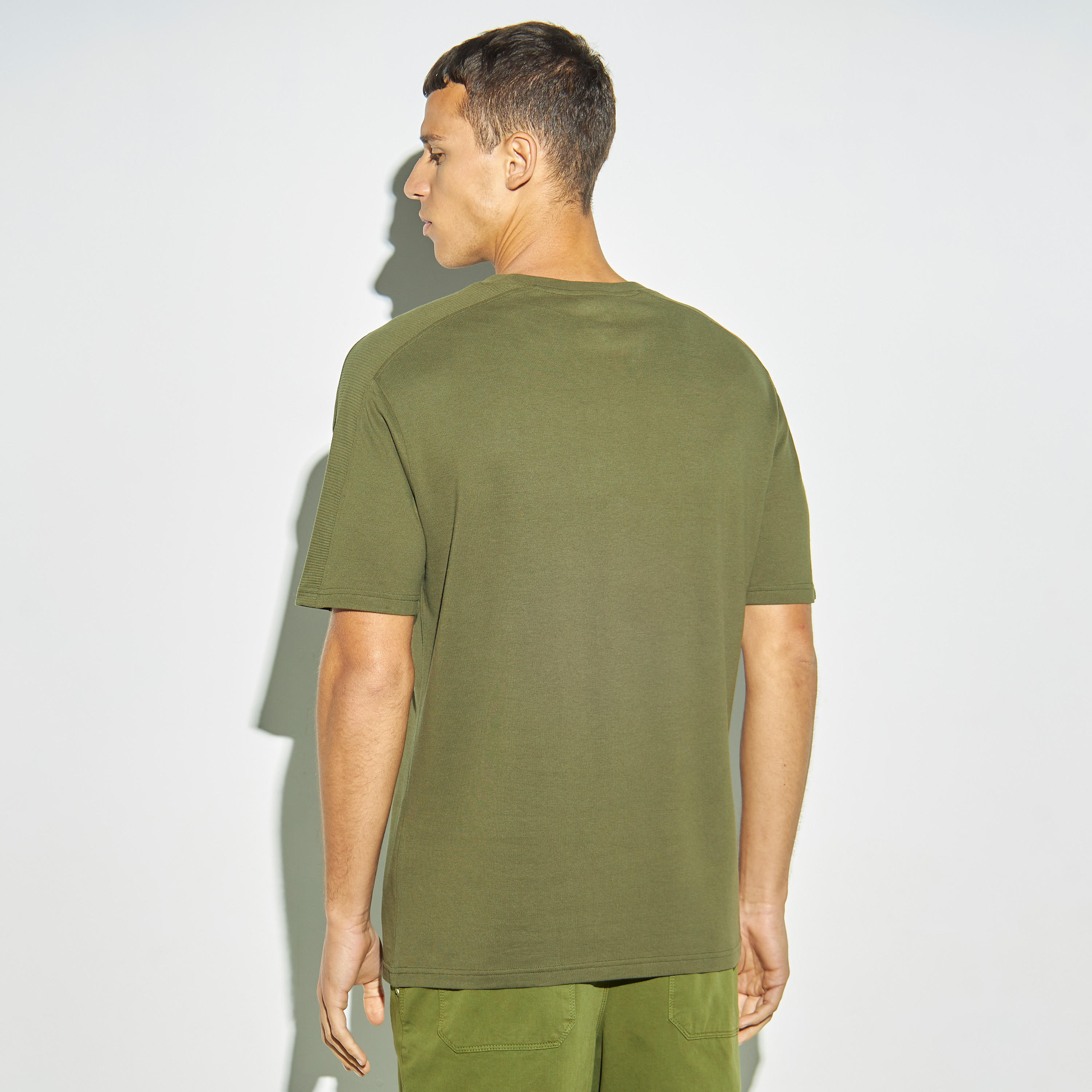 تيشيرت بأكمام قصيرة وياقة ضيقة وطبعات-men-clothing-tshirtsandpolos-tshirts-image-3