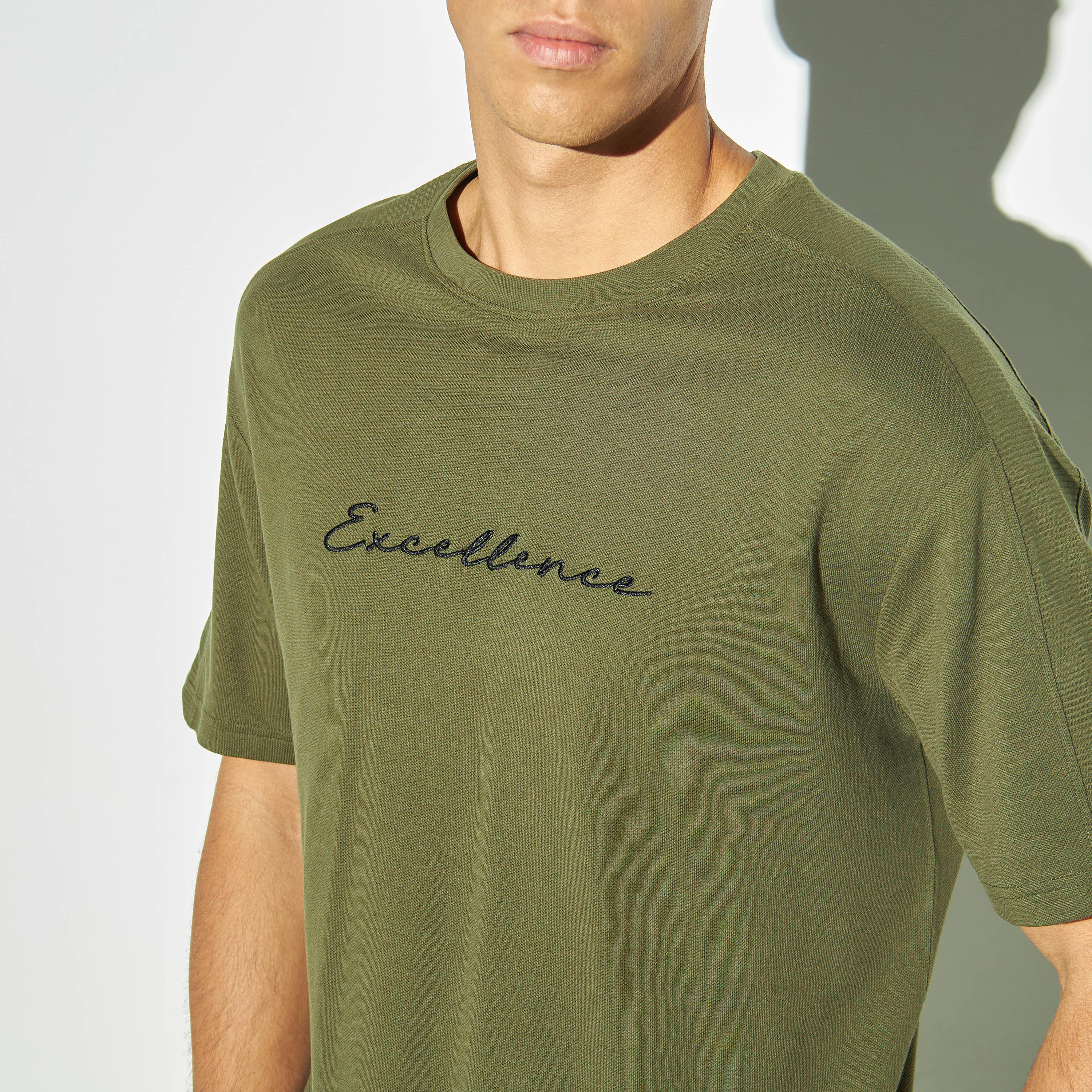 تيشيرت بأكمام قصيرة وياقة ضيقة وطبعات-men-clothing-tshirtsandpolos-tshirts-image-4