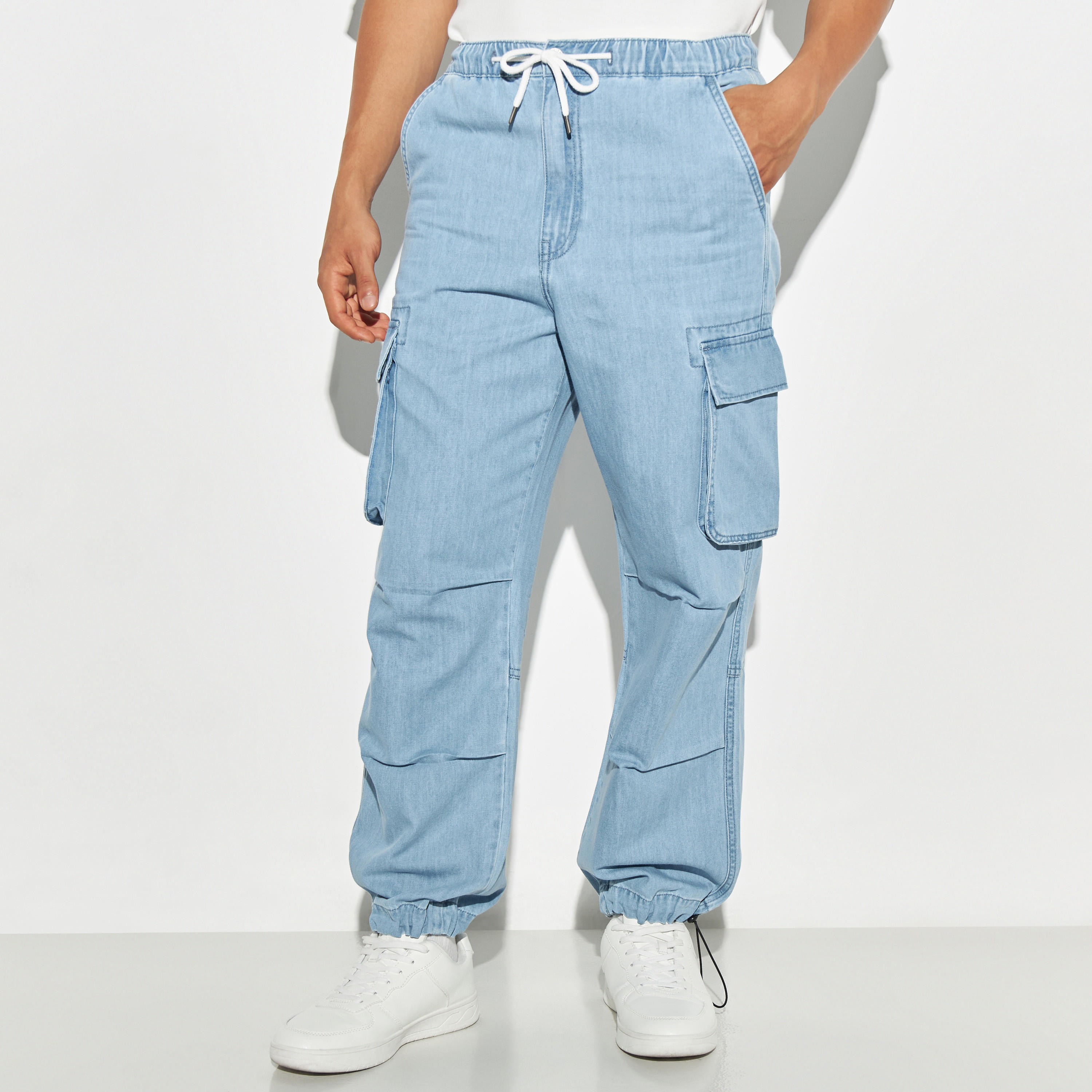 بنطلون رياضي باراشوت سادة بقصة مريحة ورباط إغلاق وجيوب-men-clothing-bottoms-trousersandchinos-trousers-image-5