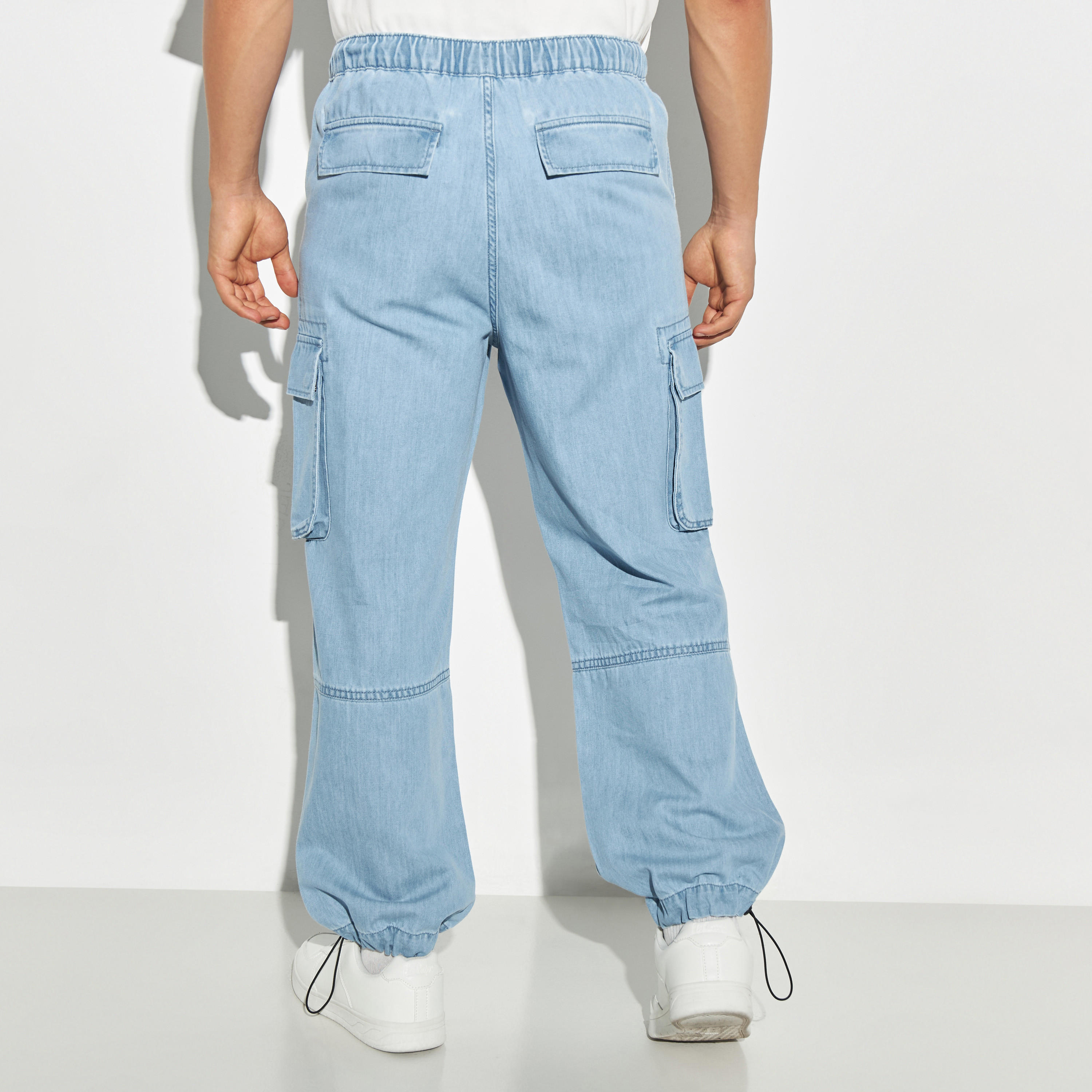 بنطلون رياضي باراشوت سادة بقصة مريحة ورباط إغلاق وجيوب-men-clothing-bottoms-trousersandchinos-trousers-image-3
