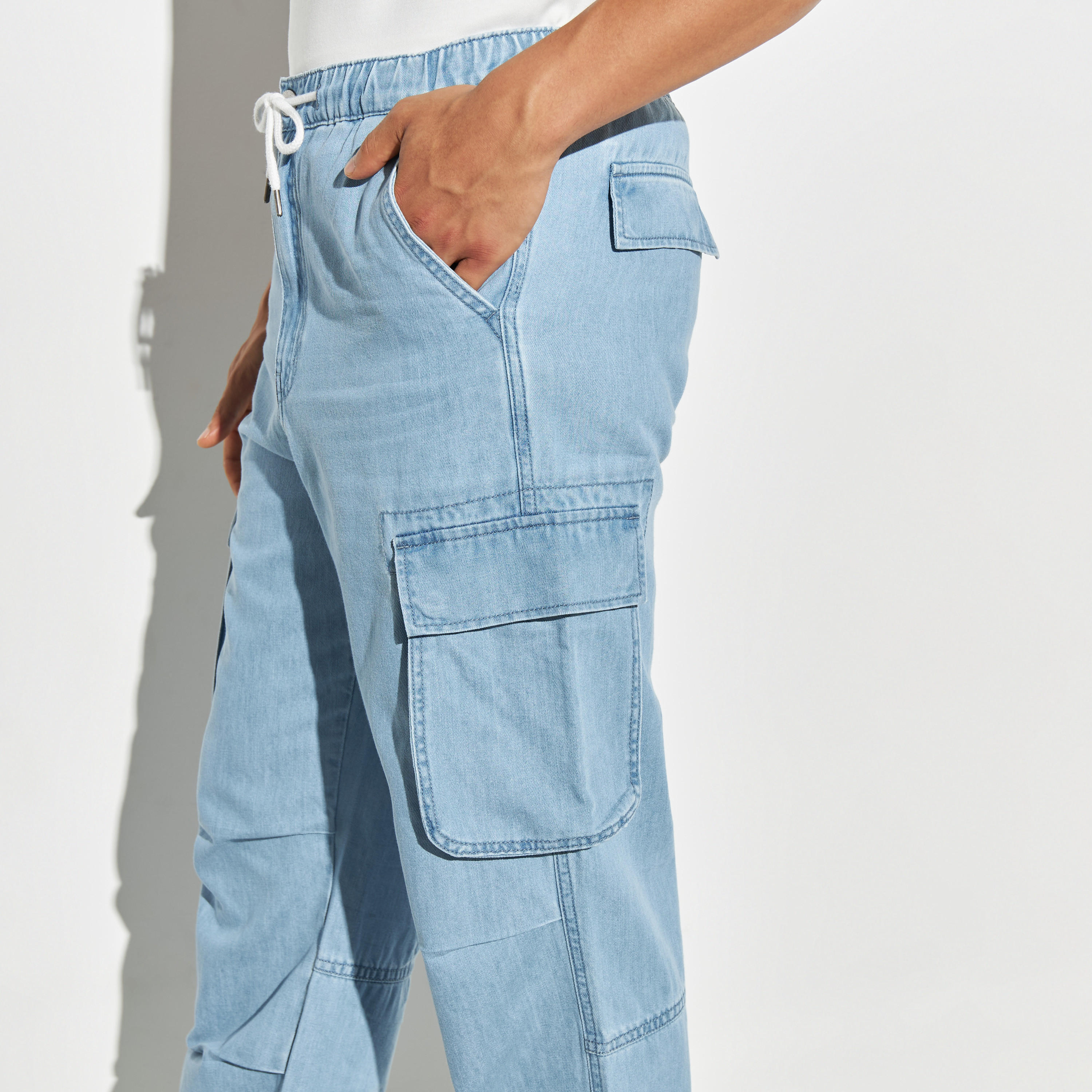 بنطلون رياضي باراشوت سادة بقصة مريحة ورباط إغلاق وجيوب-men-clothing-bottoms-trousersandchinos-trousers-image-2