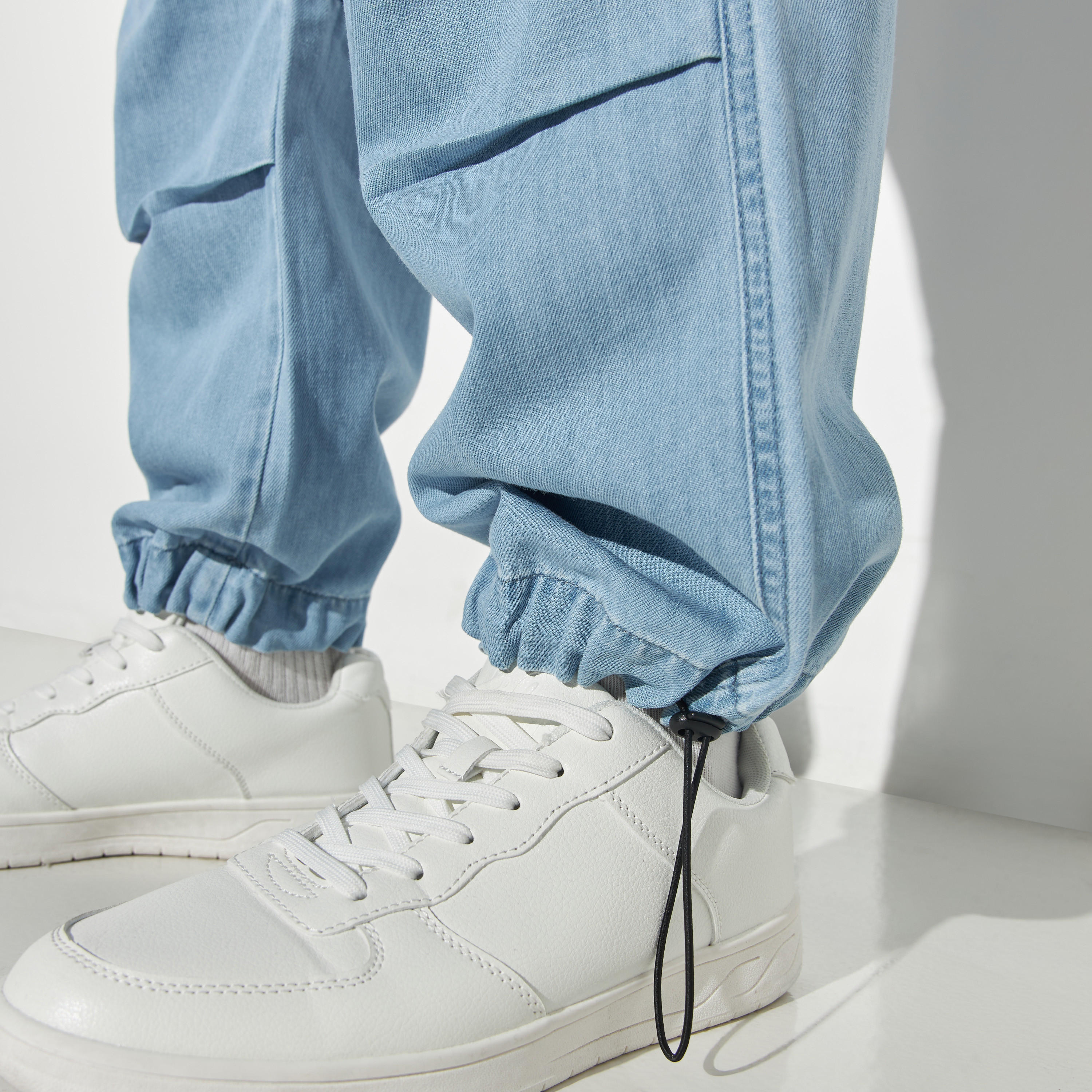 بنطلون رياضي باراشوت سادة بقصة مريحة ورباط إغلاق وجيوب-men-clothing-bottoms-trousersandchinos-trousers-image-1