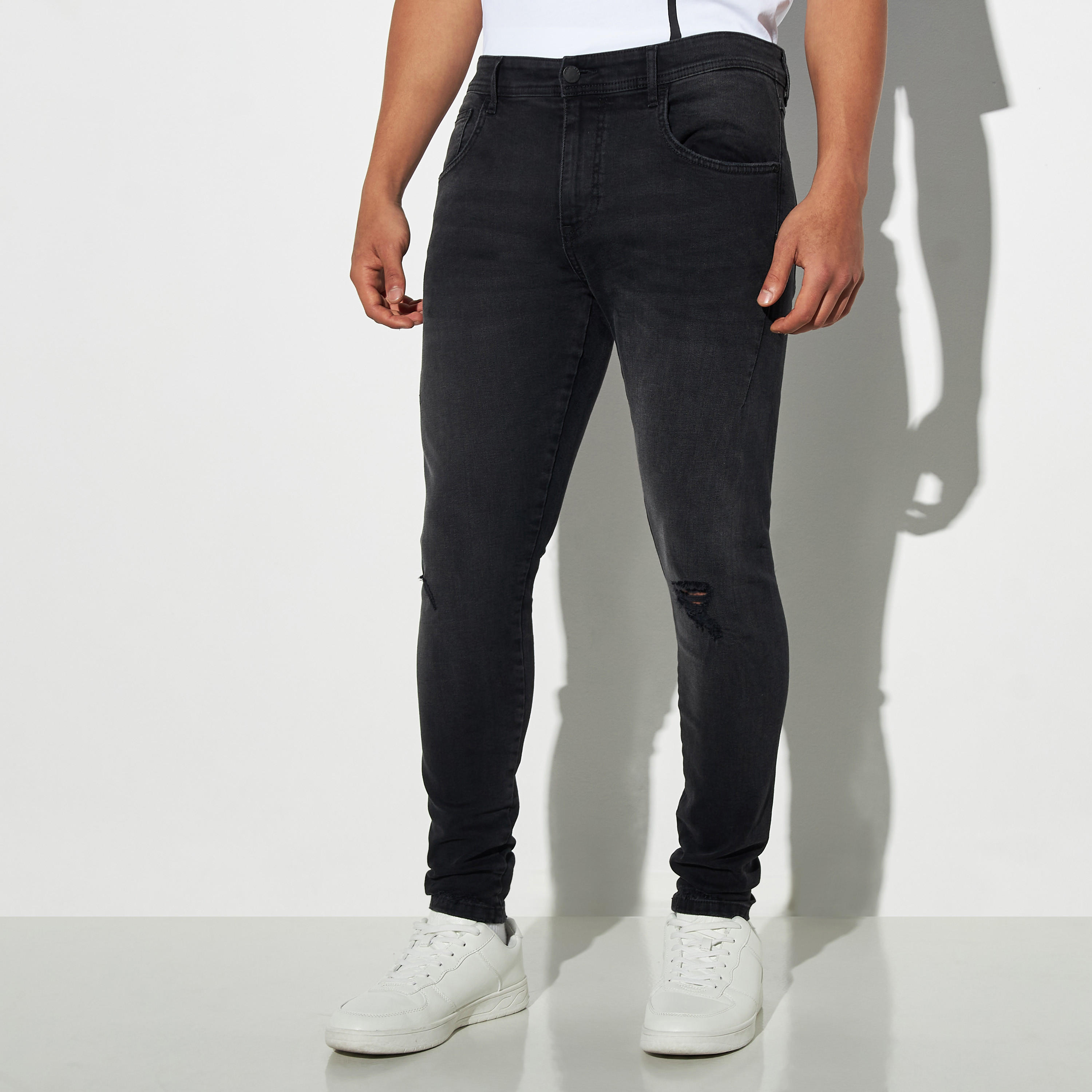 بنطلون جينز ممزق بقصة ضيقة وجيوب-men-clothing-bottoms-jeans-image-1