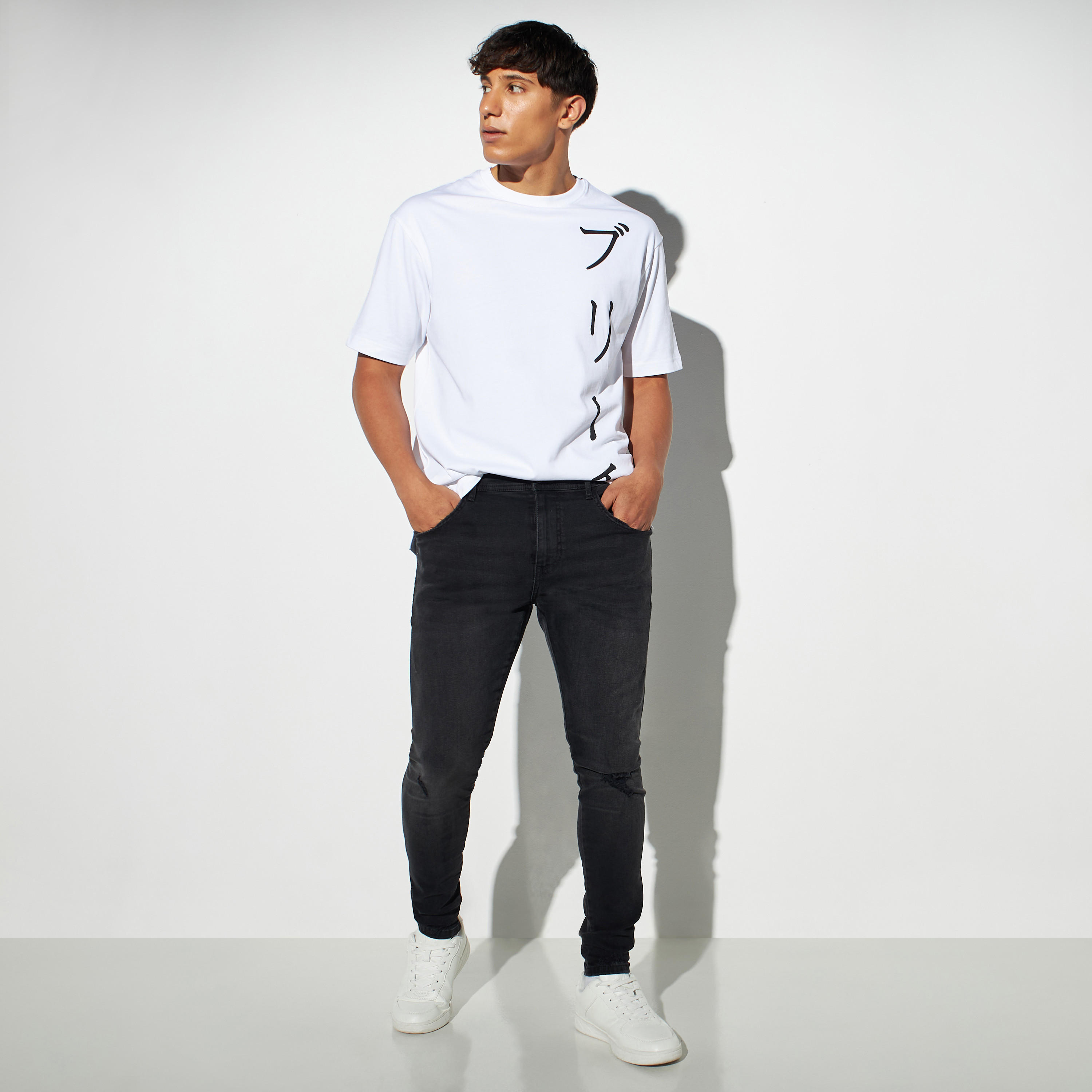 بنطلون جينز ممزق بقصة ضيقة وجيوب-men-clothing-bottoms-jeans-image-2