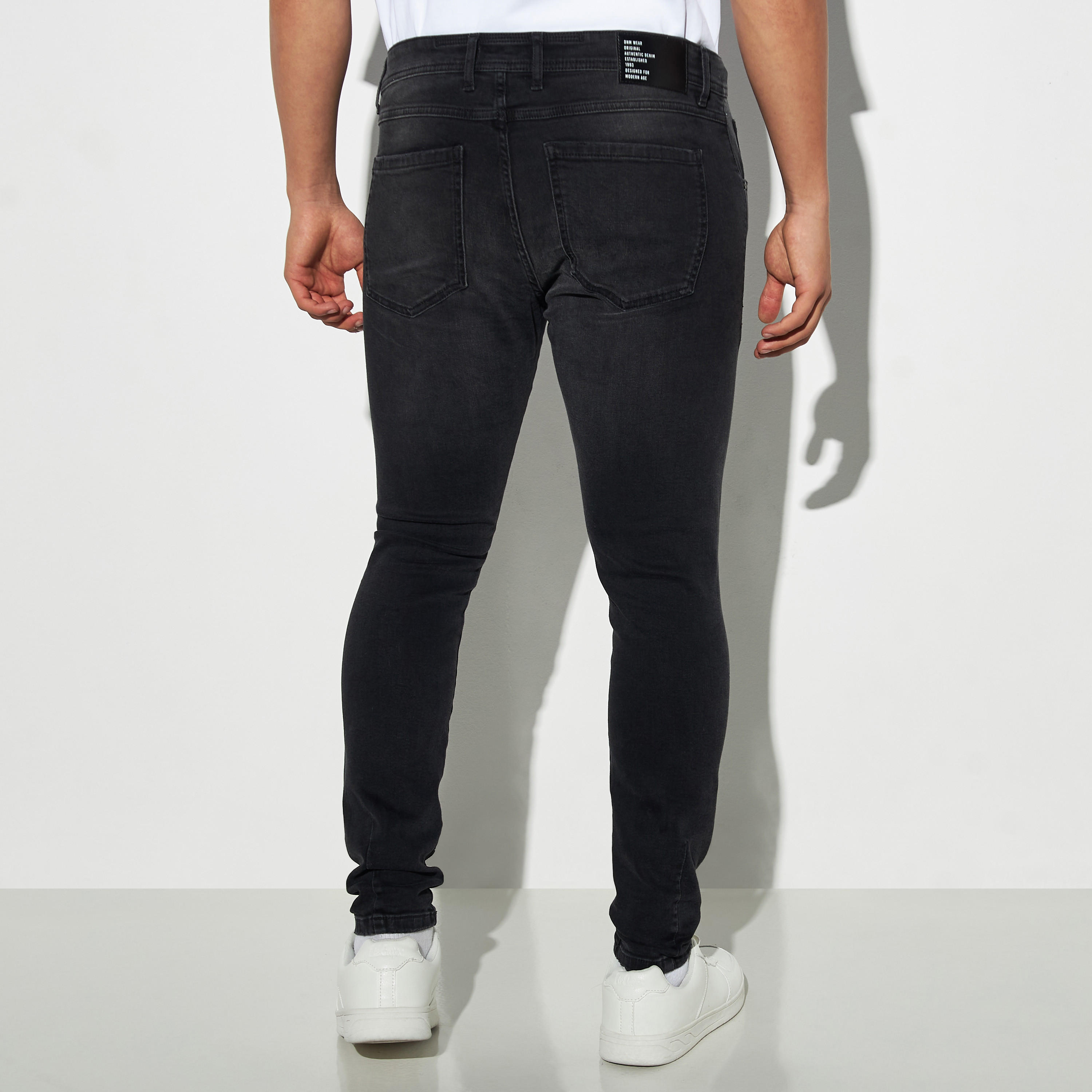 بنطلون جينز ممزق بقصة ضيقة وجيوب-men-clothing-bottoms-jeans-image-3