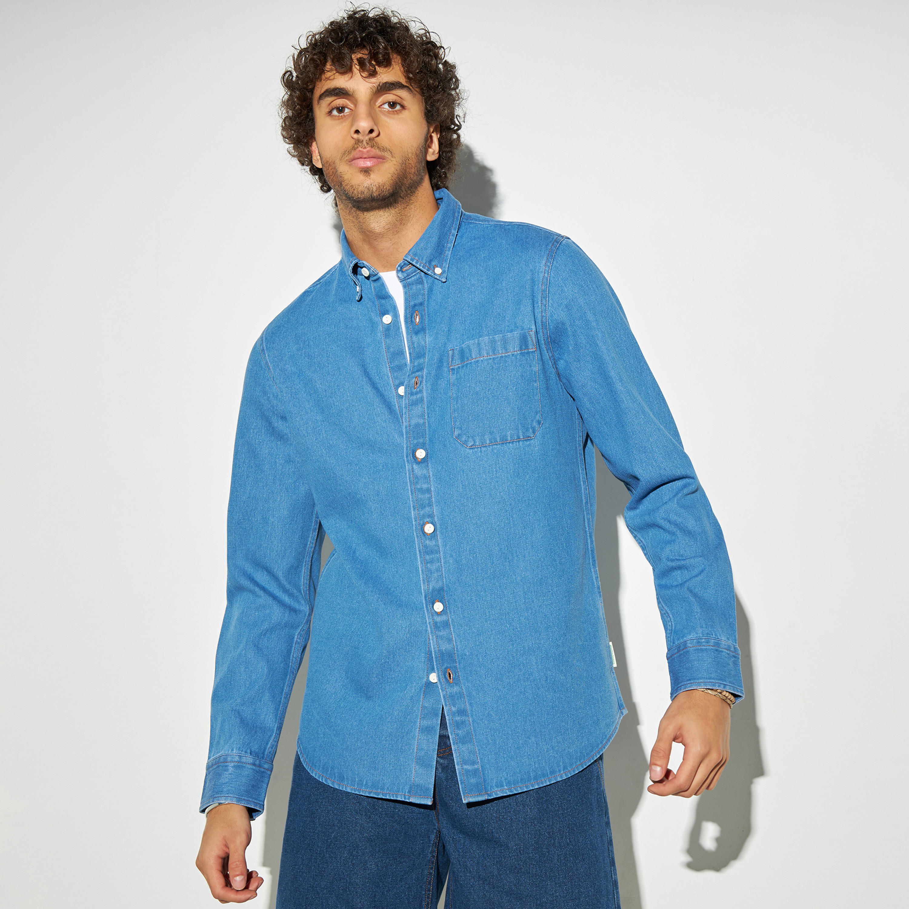 قميص دنيم سادة بياقة بأزرار وجيب-men-clothing-shirts-image-4