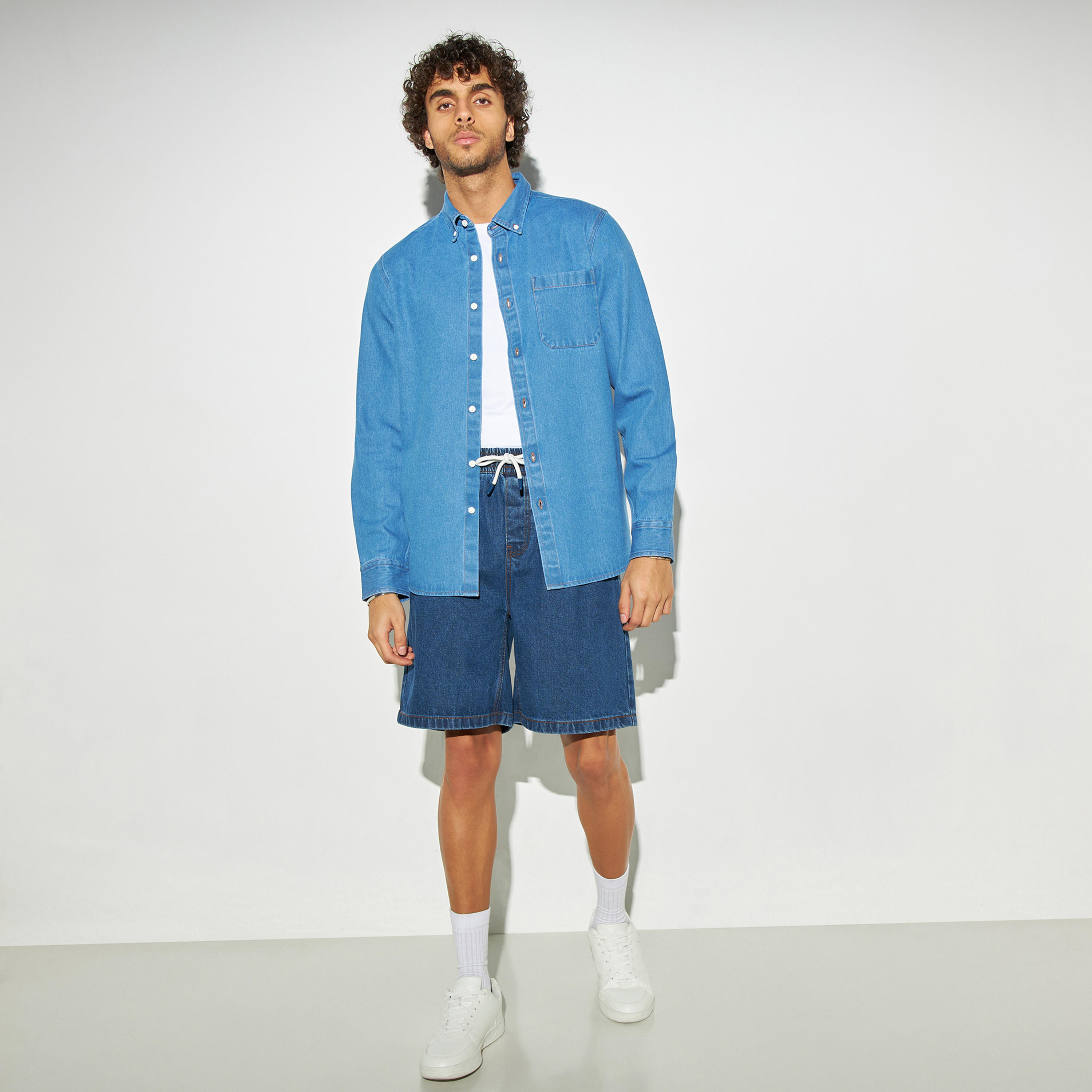 قميص دنيم سادة بياقة بأزرار وجيب-men-clothing-shirts-image-3