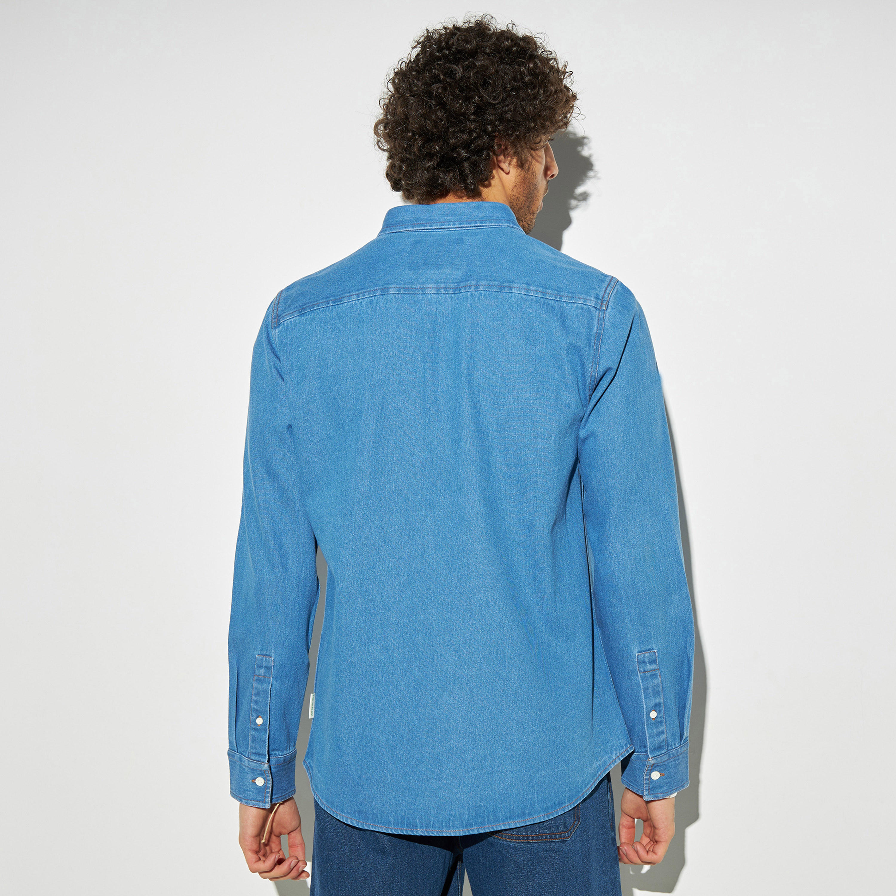 قميص دنيم سادة بياقة بأزرار وجيب-men-clothing-shirts-image-2