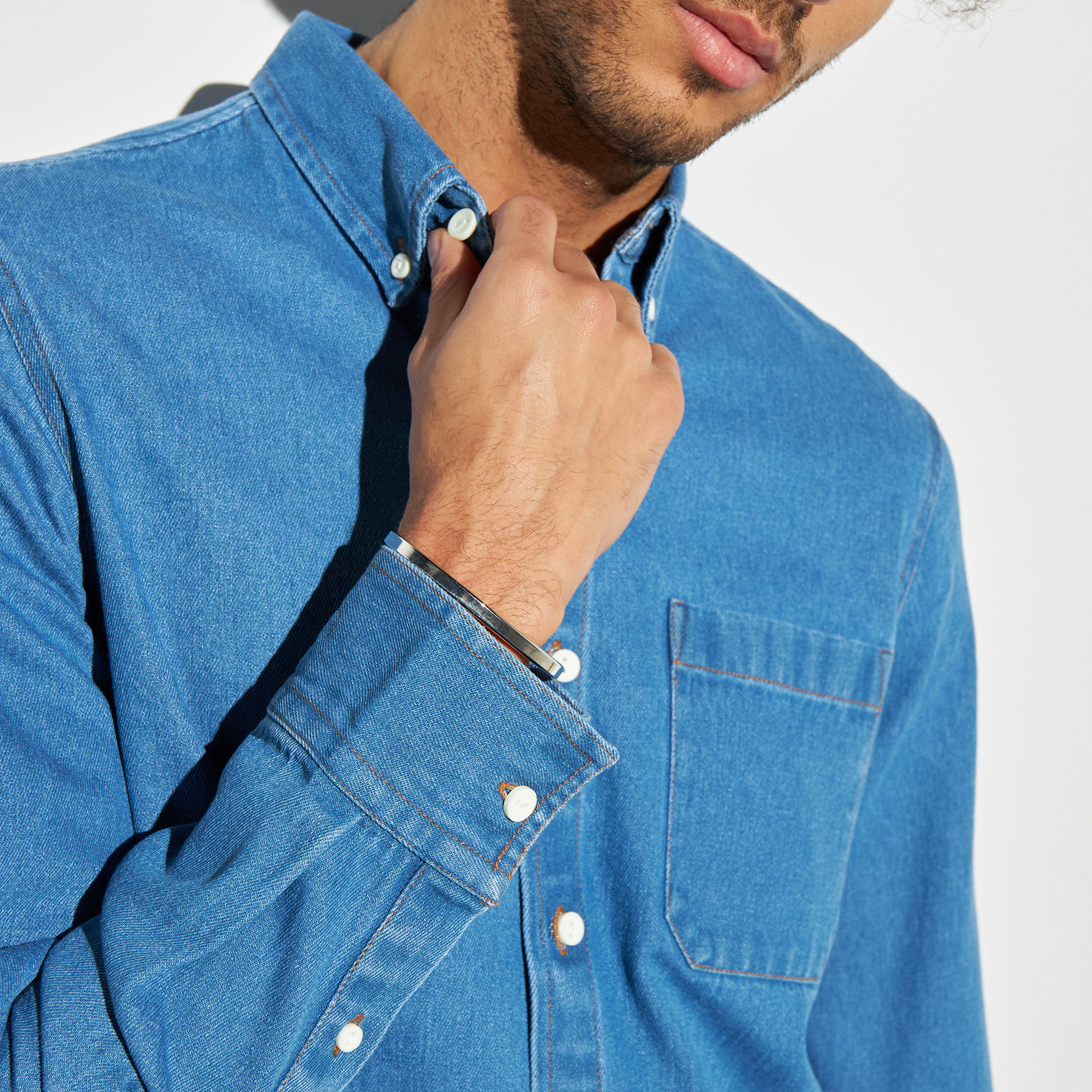 قميص دنيم سادة بياقة بأزرار وجيب-men-clothing-shirts-image-1