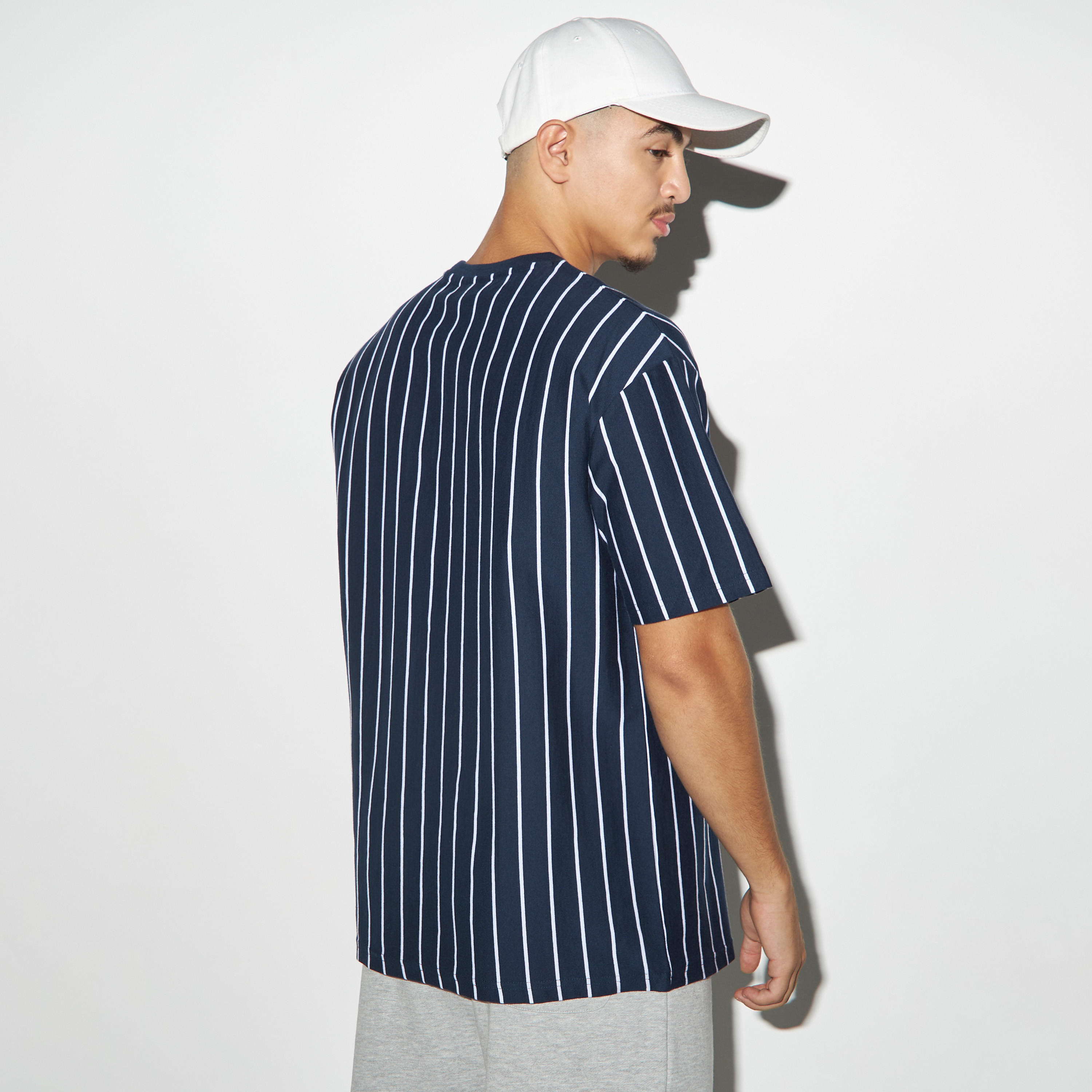تيشيرت مخطط بأكمام قصيرة وزخارف-men-clothing-tshirtsandpolos-tshirts-image-3